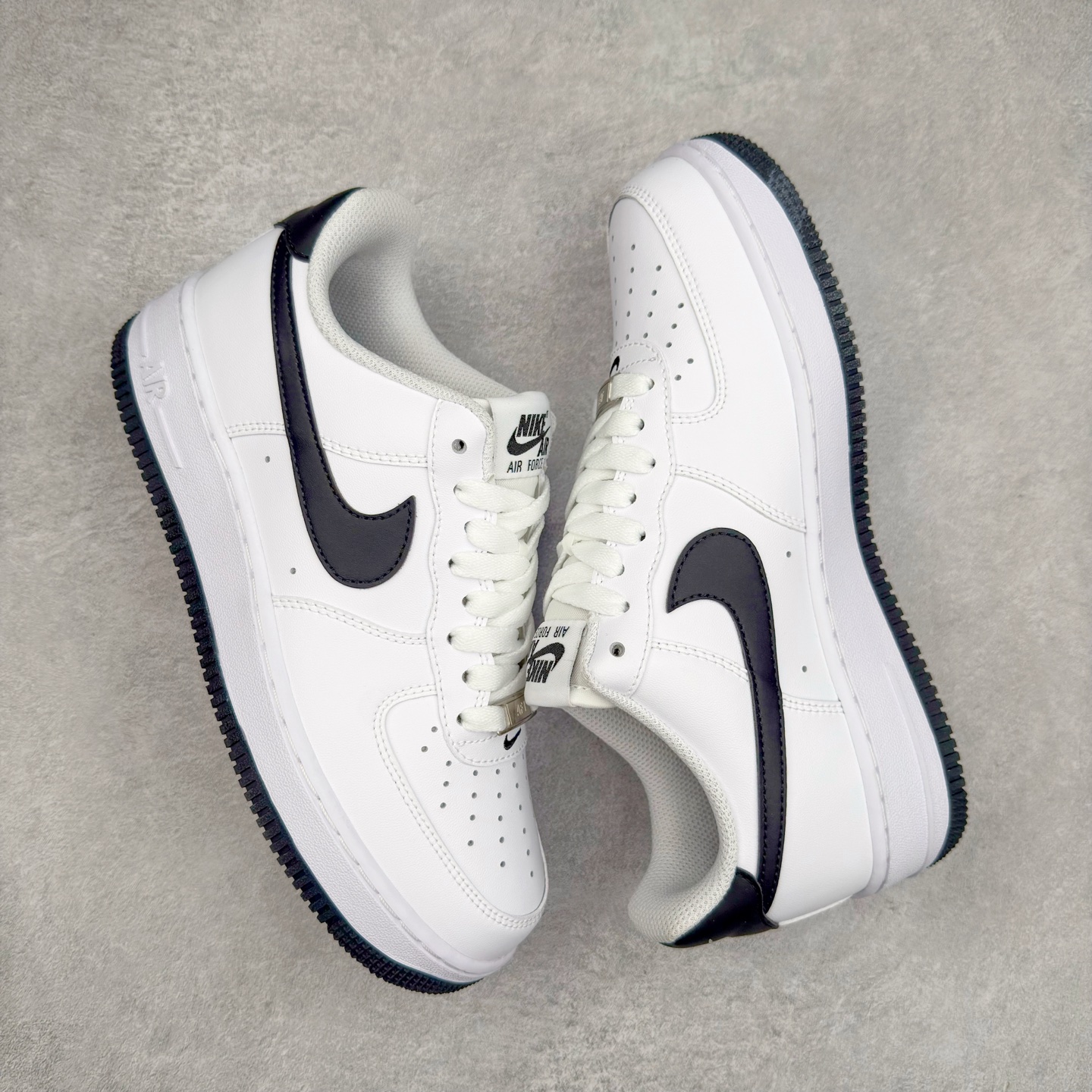 图片[3]-＃XT纯原 NK Air Force 1´07 Low 空军一号低帮百搭休闲运动板鞋 FQ4296-101 顶级批次 2022全新楦头鞋型 鱼鳞大底 历时开发三个月 清洁度完美 二维码鞋标 内置芯片及solo气垫 大底高度及其弧度依照正品 钢印 logo刺绣 鞋口弧度 鞋头长度 鞋面冲孔 鞋垫背胶及钢印 完美鞋型对比正品 每一处都是细节满满 柔软、弹性十足的缓震性能和出色的中底设计 横跨复古与现代的外型结合 造就出风靡全球 三十多年的Force 1 直到今天还深受青睐 实拍调校N版已经零色差零失真 百分百还原实物色彩所见即所得 不存在货不对板色差等低级问题 选购参考实物拍摄 不混卖不参货 只用心做好货严格选品 承诺混一赔十 尺码：36 36.5 37.5 38 38.5 39 40 40.5 41 42 42.5 43 44 44.5 45-选品中心