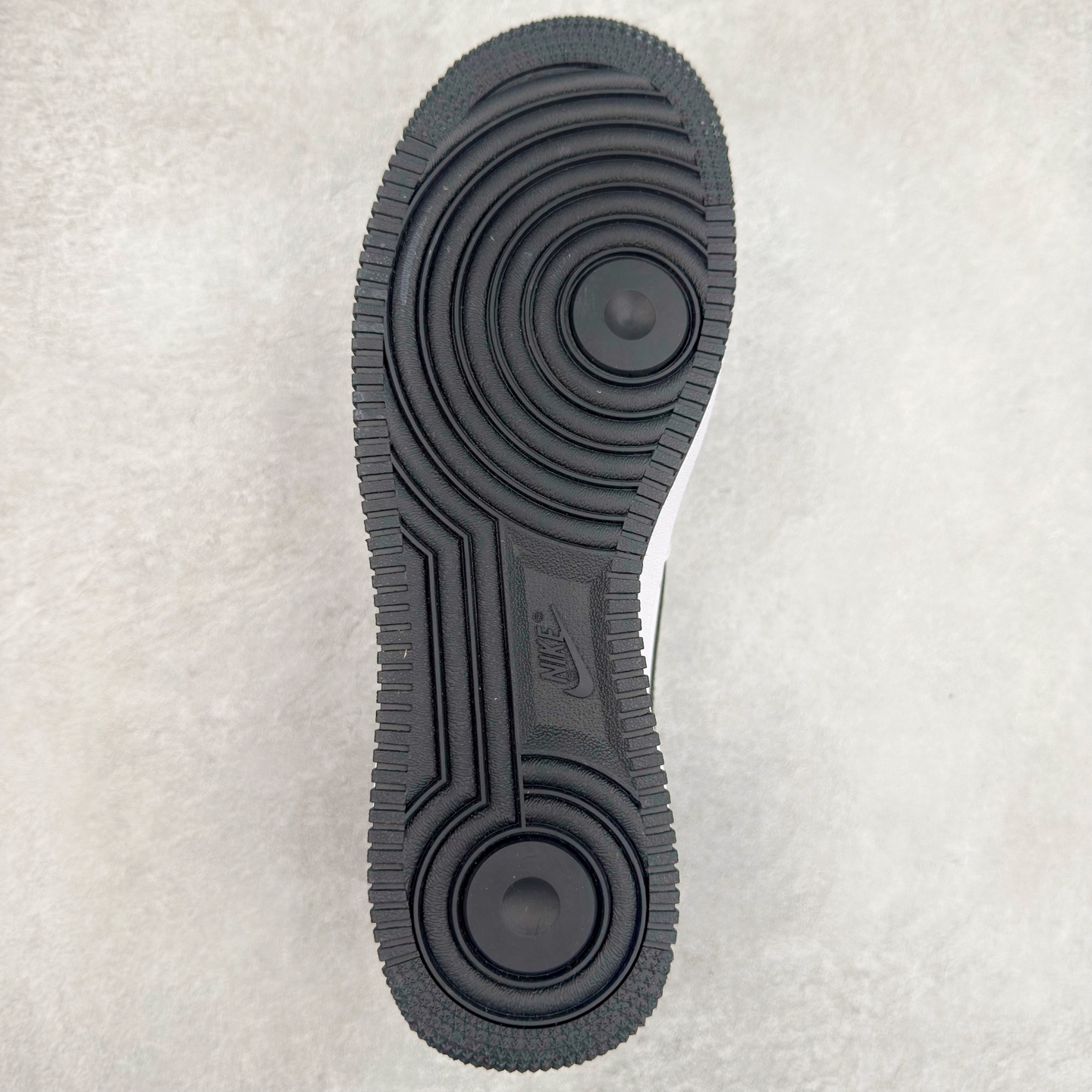 图片[9]-＃XT纯原 NK Air Force 1´07 Low 空军一号低帮百搭休闲运动板鞋 FQ4296-101 顶级批次 2022全新楦头鞋型 鱼鳞大底 历时开发三个月 清洁度完美 二维码鞋标 内置芯片及solo气垫 大底高度及其弧度依照正品 钢印 logo刺绣 鞋口弧度 鞋头长度 鞋面冲孔 鞋垫背胶及钢印 完美鞋型对比正品 每一处都是细节满满 柔软、弹性十足的缓震性能和出色的中底设计 横跨复古与现代的外型结合 造就出风靡全球 三十多年的Force 1 直到今天还深受青睐 实拍调校N版已经零色差零失真 百分百还原实物色彩所见即所得 不存在货不对板色差等低级问题 选购参考实物拍摄 不混卖不参货 只用心做好货严格选品 承诺混一赔十 尺码：36 36.5 37.5 38 38.5 39 40 40.5 41 42 42.5 43 44 44.5 45-选品中心