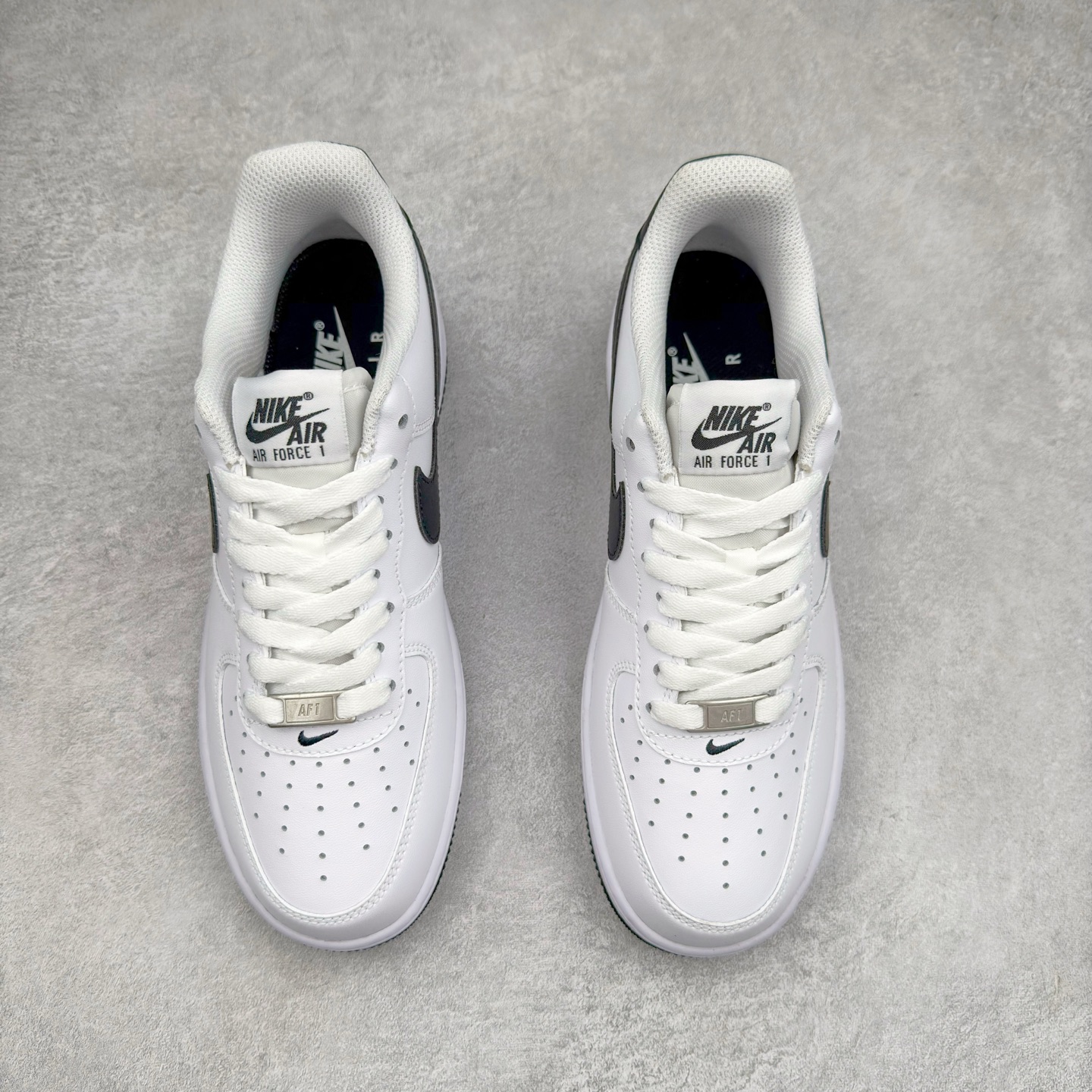 图片[2]-＃XT纯原 NK Air Force 1´07 Low 空军一号低帮百搭休闲运动板鞋 FQ4296-101 顶级批次 2022全新楦头鞋型 鱼鳞大底 历时开发三个月 清洁度完美 二维码鞋标 内置芯片及solo气垫 大底高度及其弧度依照正品 钢印 logo刺绣 鞋口弧度 鞋头长度 鞋面冲孔 鞋垫背胶及钢印 完美鞋型对比正品 每一处都是细节满满 柔软、弹性十足的缓震性能和出色的中底设计 横跨复古与现代的外型结合 造就出风靡全球 三十多年的Force 1 直到今天还深受青睐 实拍调校N版已经零色差零失真 百分百还原实物色彩所见即所得 不存在货不对板色差等低级问题 选购参考实物拍摄 不混卖不参货 只用心做好货严格选品 承诺混一赔十 尺码：36 36.5 37.5 38 38.5 39 40 40.5 41 42 42.5 43 44 44.5 45-选品中心