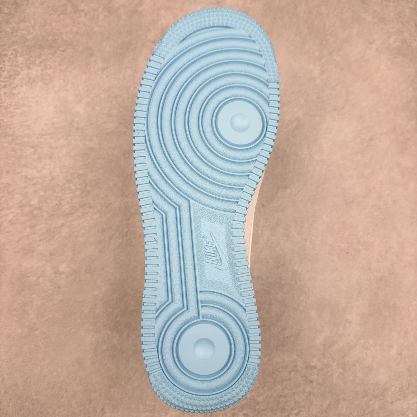 图片[9]-＃XT纯原 NK Air Force 1´07 Low 空军一号低帮百搭休闲运动板鞋 DV3808-103 顶级批次 2022全新楦头鞋型 鱼鳞大底 历时开发三个月 清洁度完美 二维码鞋标 内置芯片及solo气垫 大底高度及其弧度依照正品 钢印 logo刺绣 鞋口弧度 鞋头长度 鞋面冲孔 鞋垫背胶及钢印 完美鞋型对比正品 每一处都是细节满满 柔软、弹性十足的缓震性能和出色的中底设计 横跨复古与现代的外型结合 造就出风靡全球 三十多年的Force 1 直到今天还深受青睐 实拍调校N版已经零色差零失真 百分百还原实物色彩所见即所得 不存在货不对板色差等低级问题 选购参考实物拍摄 不混卖不参货 只用心做好货严格选品 承诺混一赔十 尺码：36 36.5 37.5 38 38.5 39 40 40.5 41 42 42.5 43 44 44.5 45-选品中心