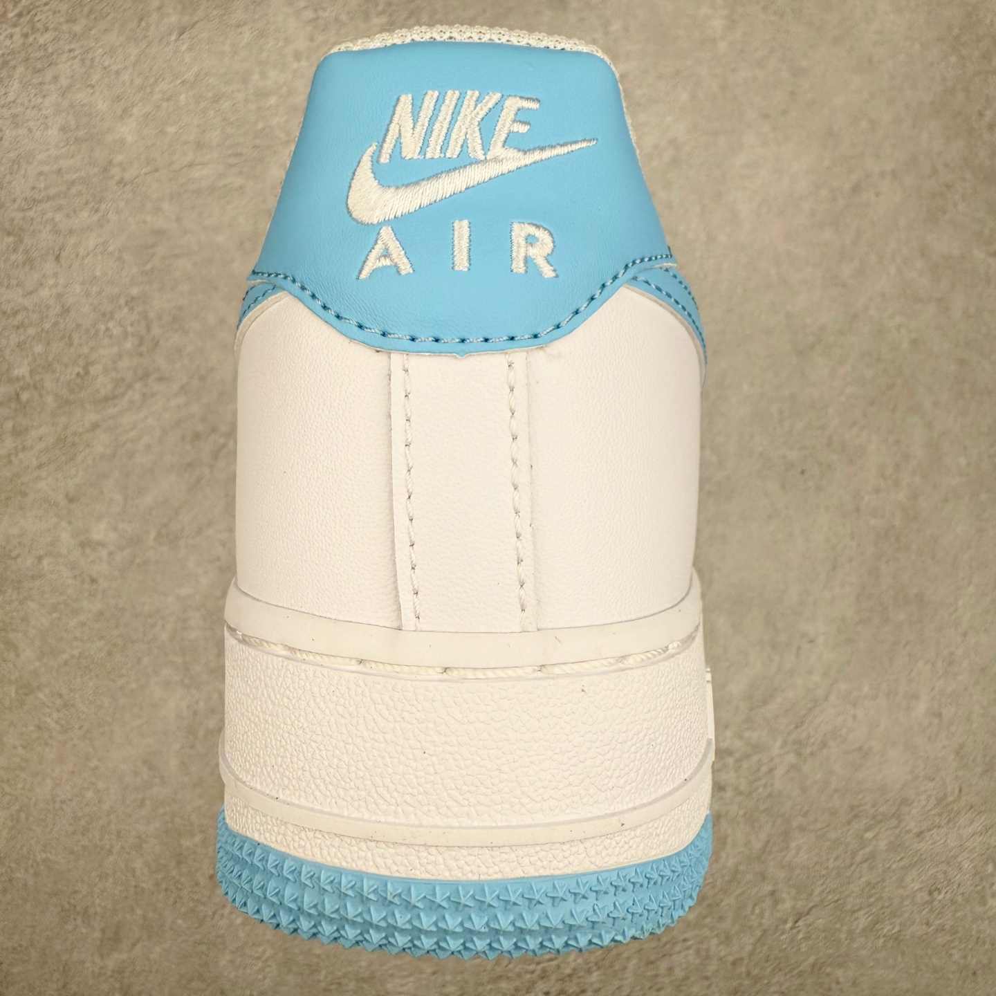 图片[8]-＃XT纯原 NK Air Force 1´07 Low 空军一号低帮百搭休闲运动板鞋 DV3808-103 顶级批次 2022全新楦头鞋型 鱼鳞大底 历时开发三个月 清洁度完美 二维码鞋标 内置芯片及solo气垫 大底高度及其弧度依照正品 钢印 logo刺绣 鞋口弧度 鞋头长度 鞋面冲孔 鞋垫背胶及钢印 完美鞋型对比正品 每一处都是细节满满 柔软、弹性十足的缓震性能和出色的中底设计 横跨复古与现代的外型结合 造就出风靡全球 三十多年的Force 1 直到今天还深受青睐 实拍调校N版已经零色差零失真 百分百还原实物色彩所见即所得 不存在货不对板色差等低级问题 选购参考实物拍摄 不混卖不参货 只用心做好货严格选品 承诺混一赔十 尺码：36 36.5 37.5 38 38.5 39 40 40.5 41 42 42.5 43 44 44.5 45-选品中心