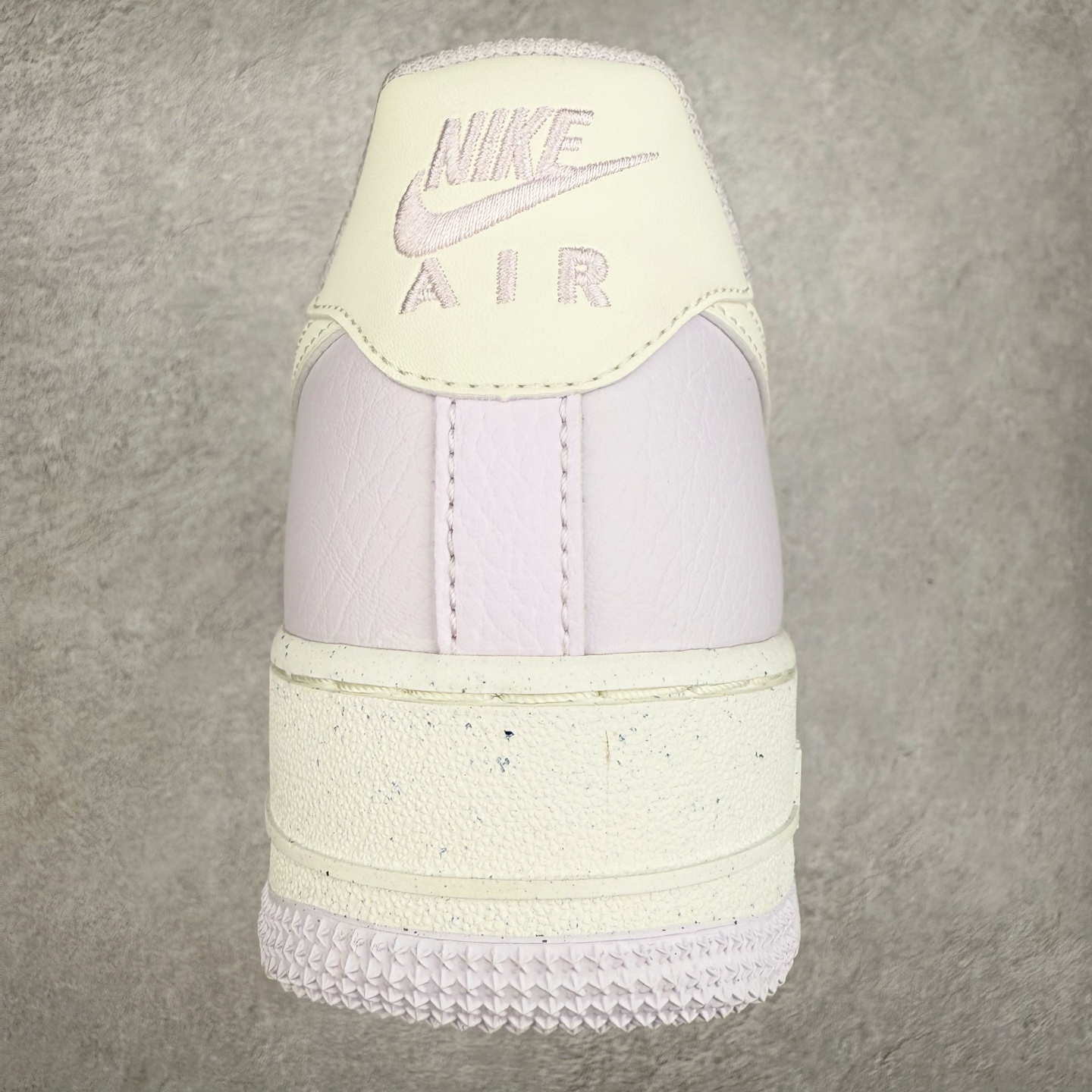 图片[8]-＃XT纯原 NK Air Force 1´07 Low 空军一号低帮百搭休闲运动板鞋 DV3808-500 顶级批次 2022全新楦头鞋型 鱼鳞大底 历时开发三个月 清洁度完美 二维码鞋标 内置芯片及solo气垫 大底高度及其弧度依照正品 钢印 logo刺绣 鞋口弧度 鞋头长度 鞋面冲孔 鞋垫背胶及钢印 完美鞋型对比正品 每一处都是细节满满 柔软、弹性十足的缓震性能和出色的中底设计 横跨复古与现代的外型结合 造就出风靡全球 三十多年的Force 1 直到今天还深受青睐 实拍调校N版已经零色差零失真 百分百还原实物色彩所见即所得 不存在货不对板色差等低级问题 选购参考实物拍摄 不混卖不参货 只用心做好货严格选品 承诺混一赔十 尺码：36 36.5 37.5 38 38.5 39 40 40.5 41 42 42.5 43 44 44.5 45-选品中心