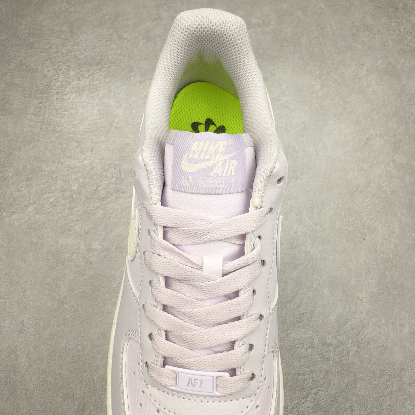 图片[5]-＃XT纯原 NK Air Force 1´07 Low 空军一号低帮百搭休闲运动板鞋 DV3808-500 顶级批次 2022全新楦头鞋型 鱼鳞大底 历时开发三个月 清洁度完美 二维码鞋标 内置芯片及solo气垫 大底高度及其弧度依照正品 钢印 logo刺绣 鞋口弧度 鞋头长度 鞋面冲孔 鞋垫背胶及钢印 完美鞋型对比正品 每一处都是细节满满 柔软、弹性十足的缓震性能和出色的中底设计 横跨复古与现代的外型结合 造就出风靡全球 三十多年的Force 1 直到今天还深受青睐 实拍调校N版已经零色差零失真 百分百还原实物色彩所见即所得 不存在货不对板色差等低级问题 选购参考实物拍摄 不混卖不参货 只用心做好货严格选品 承诺混一赔十 尺码：36 36.5 37.5 38 38.5 39 40 40.5 41 42 42.5 43 44 44.5 45-选品中心