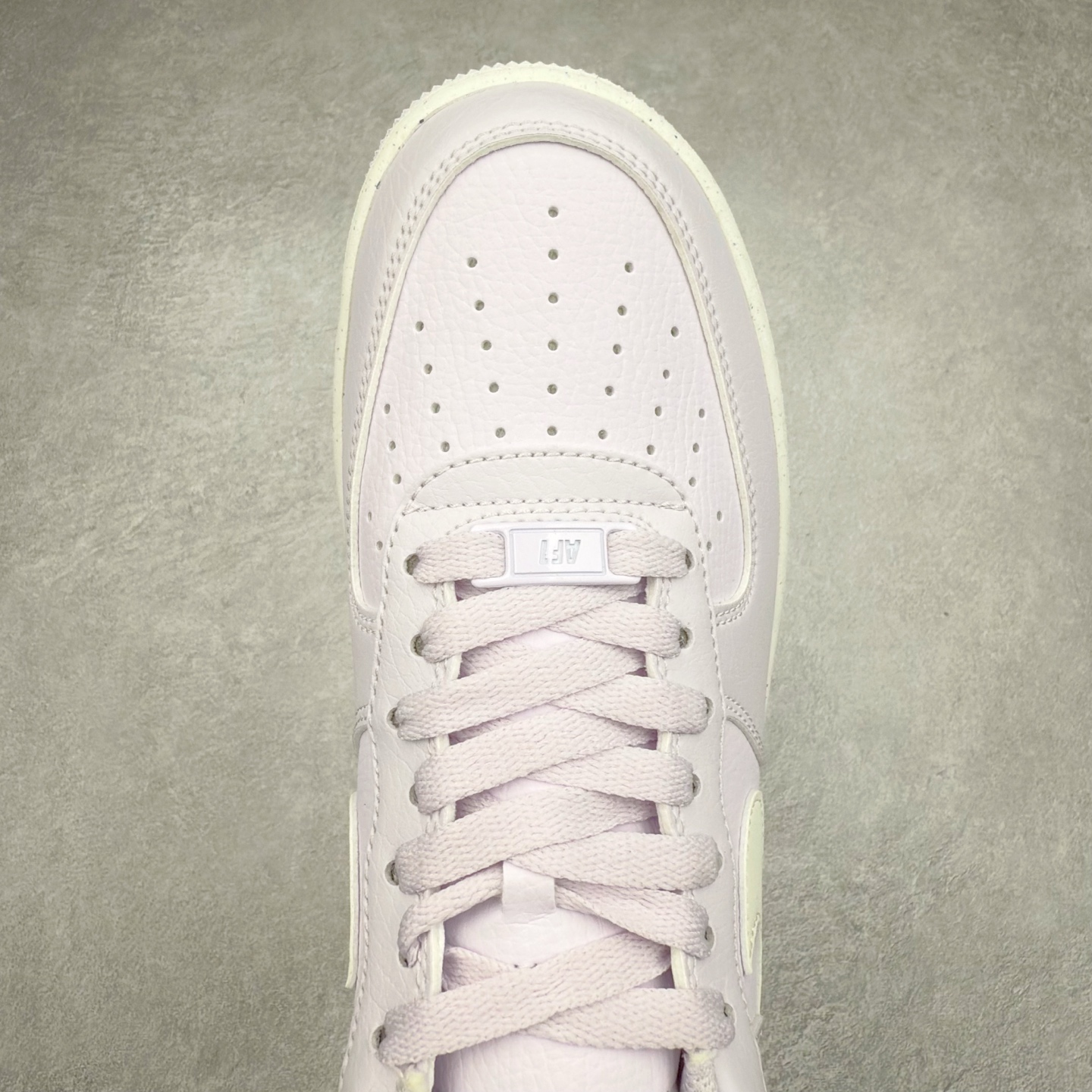 图片[4]-＃XT纯原 NK Air Force 1´07 Low 空军一号低帮百搭休闲运动板鞋 DV3808-500 顶级批次 2022全新楦头鞋型 鱼鳞大底 历时开发三个月 清洁度完美 二维码鞋标 内置芯片及solo气垫 大底高度及其弧度依照正品 钢印 logo刺绣 鞋口弧度 鞋头长度 鞋面冲孔 鞋垫背胶及钢印 完美鞋型对比正品 每一处都是细节满满 柔软、弹性十足的缓震性能和出色的中底设计 横跨复古与现代的外型结合 造就出风靡全球 三十多年的Force 1 直到今天还深受青睐 实拍调校N版已经零色差零失真 百分百还原实物色彩所见即所得 不存在货不对板色差等低级问题 选购参考实物拍摄 不混卖不参货 只用心做好货严格选品 承诺混一赔十 尺码：36 36.5 37.5 38 38.5 39 40 40.5 41 42 42.5 43 44 44.5 45-选品中心