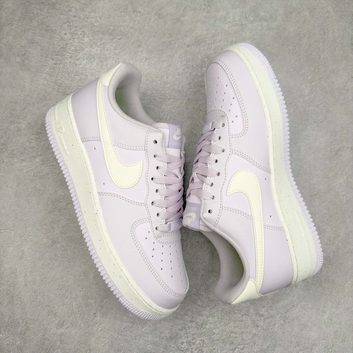 图片[3]-＃XT纯原 NK Air Force 1´07 Low 空军一号低帮百搭休闲运动板鞋 DV3808-500 顶级批次 2022全新楦头鞋型 鱼鳞大底 历时开发三个月 清洁度完美 二维码鞋标 内置芯片及solo气垫 大底高度及其弧度依照正品 钢印 logo刺绣 鞋口弧度 鞋头长度 鞋面冲孔 鞋垫背胶及钢印 完美鞋型对比正品 每一处都是细节满满 柔软、弹性十足的缓震性能和出色的中底设计 横跨复古与现代的外型结合 造就出风靡全球 三十多年的Force 1 直到今天还深受青睐 实拍调校N版已经零色差零失真 百分百还原实物色彩所见即所得 不存在货不对板色差等低级问题 选购参考实物拍摄 不混卖不参货 只用心做好货严格选品 承诺混一赔十 尺码：36 36.5 37.5 38 38.5 39 40 40.5 41 42 42.5 43 44 44.5 45-选品中心