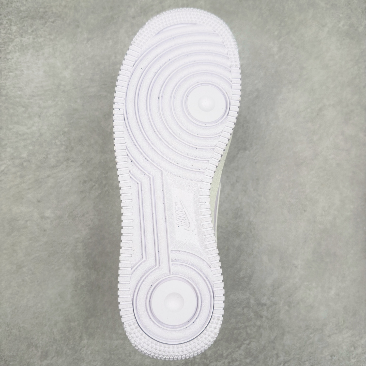 图片[9]-＃XT纯原 NK Air Force 1´07 Low 空军一号低帮百搭休闲运动板鞋 DV3808-500 顶级批次 2022全新楦头鞋型 鱼鳞大底 历时开发三个月 清洁度完美 二维码鞋标 内置芯片及solo气垫 大底高度及其弧度依照正品 钢印 logo刺绣 鞋口弧度 鞋头长度 鞋面冲孔 鞋垫背胶及钢印 完美鞋型对比正品 每一处都是细节满满 柔软、弹性十足的缓震性能和出色的中底设计 横跨复古与现代的外型结合 造就出风靡全球 三十多年的Force 1 直到今天还深受青睐 实拍调校N版已经零色差零失真 百分百还原实物色彩所见即所得 不存在货不对板色差等低级问题 选购参考实物拍摄 不混卖不参货 只用心做好货严格选品 承诺混一赔十 尺码：36 36.5 37.5 38 38.5 39 40 40.5 41 42 42.5 43 44 44.5 45-选品中心