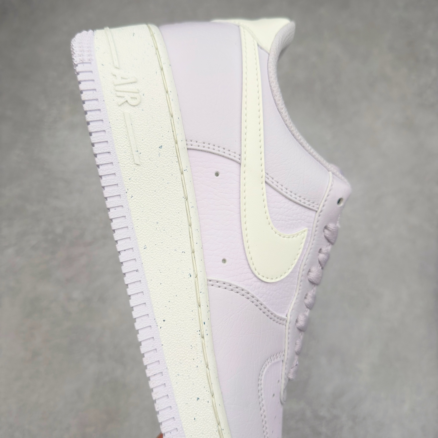 图片[6]-＃XT纯原 NK Air Force 1´07 Low 空军一号低帮百搭休闲运动板鞋 DV3808-500 顶级批次 2022全新楦头鞋型 鱼鳞大底 历时开发三个月 清洁度完美 二维码鞋标 内置芯片及solo气垫 大底高度及其弧度依照正品 钢印 logo刺绣 鞋口弧度 鞋头长度 鞋面冲孔 鞋垫背胶及钢印 完美鞋型对比正品 每一处都是细节满满 柔软、弹性十足的缓震性能和出色的中底设计 横跨复古与现代的外型结合 造就出风靡全球 三十多年的Force 1 直到今天还深受青睐 实拍调校N版已经零色差零失真 百分百还原实物色彩所见即所得 不存在货不对板色差等低级问题 选购参考实物拍摄 不混卖不参货 只用心做好货严格选品 承诺混一赔十 尺码：36 36.5 37.5 38 38.5 39 40 40.5 41 42 42.5 43 44 44.5 45-选品中心