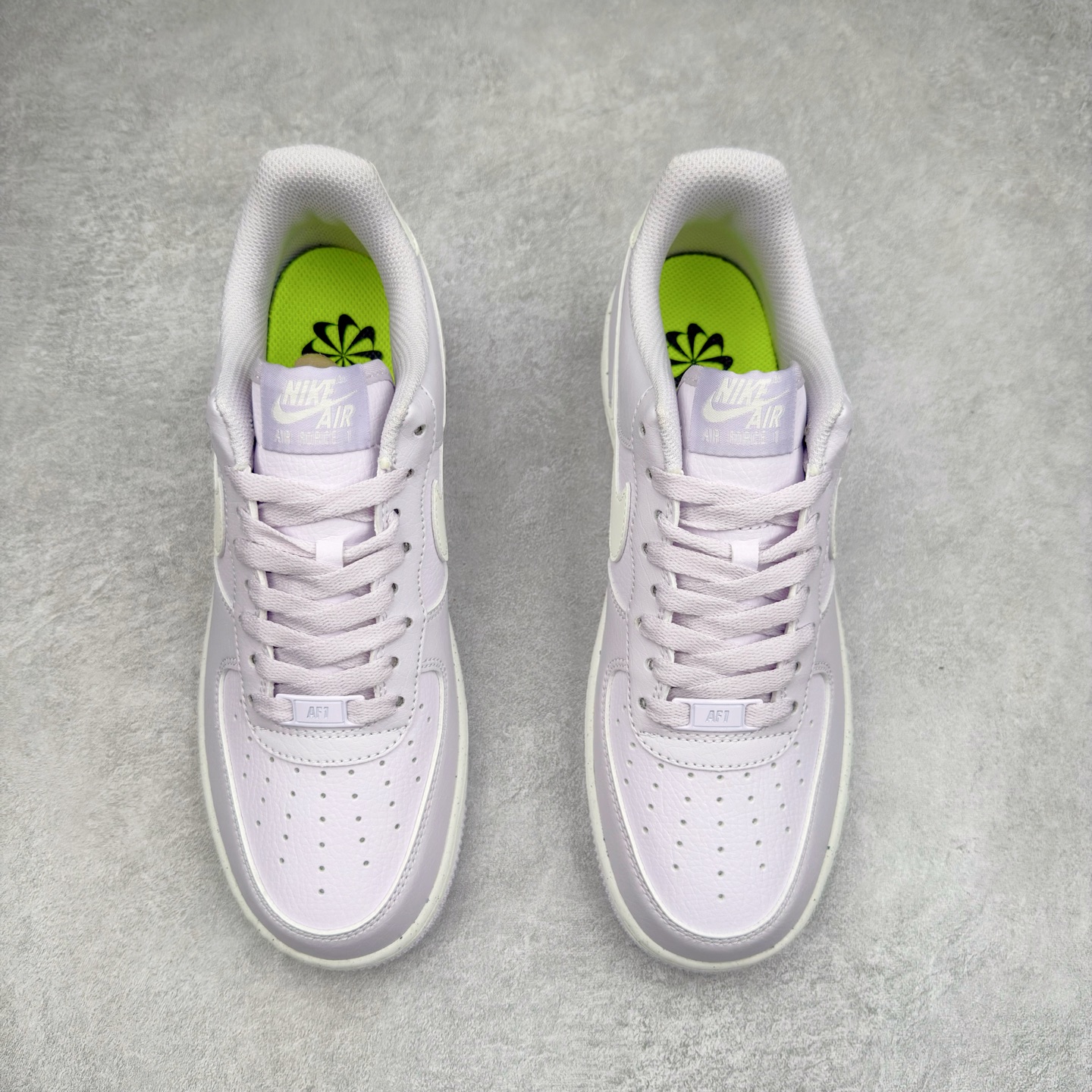 图片[2]-＃XT纯原 NK Air Force 1´07 Low 空军一号低帮百搭休闲运动板鞋 DV3808-500 顶级批次 2022全新楦头鞋型 鱼鳞大底 历时开发三个月 清洁度完美 二维码鞋标 内置芯片及solo气垫 大底高度及其弧度依照正品 钢印 logo刺绣 鞋口弧度 鞋头长度 鞋面冲孔 鞋垫背胶及钢印 完美鞋型对比正品 每一处都是细节满满 柔软、弹性十足的缓震性能和出色的中底设计 横跨复古与现代的外型结合 造就出风靡全球 三十多年的Force 1 直到今天还深受青睐 实拍调校N版已经零色差零失真 百分百还原实物色彩所见即所得 不存在货不对板色差等低级问题 选购参考实物拍摄 不混卖不参货 只用心做好货严格选品 承诺混一赔十 尺码：36 36.5 37.5 38 38.5 39 40 40.5 41 42 42.5 43 44 44.5 45-选品中心