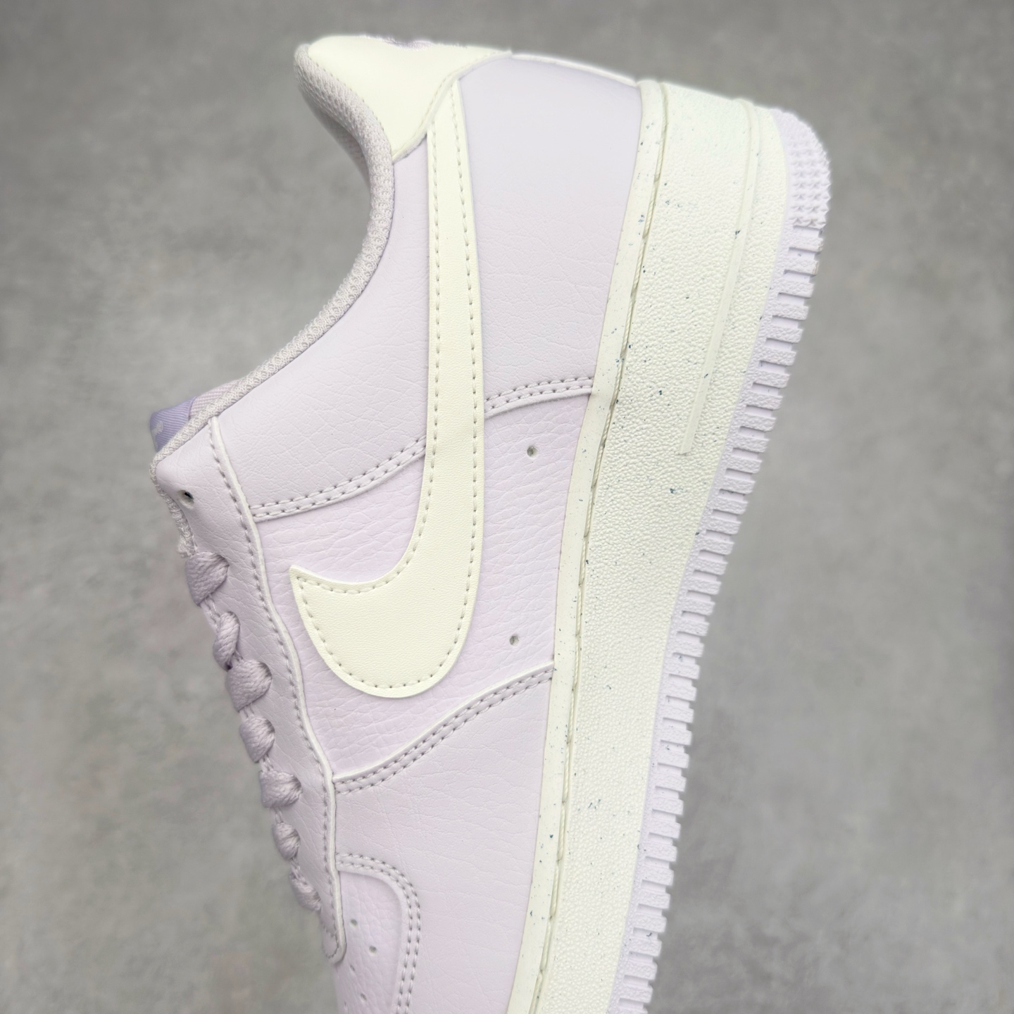 图片[7]-＃XT纯原 NK Air Force 1´07 Low 空军一号低帮百搭休闲运动板鞋 DV3808-500 顶级批次 2022全新楦头鞋型 鱼鳞大底 历时开发三个月 清洁度完美 二维码鞋标 内置芯片及solo气垫 大底高度及其弧度依照正品 钢印 logo刺绣 鞋口弧度 鞋头长度 鞋面冲孔 鞋垫背胶及钢印 完美鞋型对比正品 每一处都是细节满满 柔软、弹性十足的缓震性能和出色的中底设计 横跨复古与现代的外型结合 造就出风靡全球 三十多年的Force 1 直到今天还深受青睐 实拍调校N版已经零色差零失真 百分百还原实物色彩所见即所得 不存在货不对板色差等低级问题 选购参考实物拍摄 不混卖不参货 只用心做好货严格选品 承诺混一赔十 尺码：36 36.5 37.5 38 38.5 39 40 40.5 41 42 42.5 43 44 44.5 45-选品中心