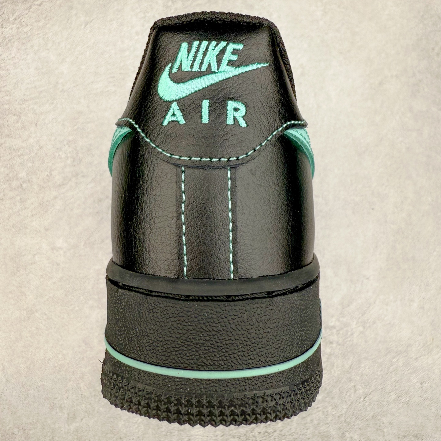 图片[8]-＃XT纯原 NK Air Force 1´07 Low 空军一号低帮百搭休闲运动板鞋 HQ2037-002 顶级批次 2022全新楦头鞋型 鱼鳞大底 历时开发三个月 清洁度完美 二维码鞋标 内置芯片及solo气垫 大底高度及其弧度依照正品 钢印 logo刺绣 鞋口弧度 鞋头长度 鞋面冲孔 鞋垫背胶及钢印 完美鞋型对比正品 每一处都是细节满满 柔软、弹性十足的缓震性能和出色的中底设计 横跨复古与现代的外型结合 造就出风靡全球 三十多年的Force 1 直到今天还深受青睐 实拍调校N版已经零色差零失真 百分百还原实物色彩所见即所得 不存在货不对板色差等低级问题 选购参考实物拍摄 不混卖不参货 只用心做好货严格选品 承诺混一赔十 尺码：36 36.5 37.5 38 38.5 39 40 40.5 41 42 42.5 43 44 44.5 45-选品中心