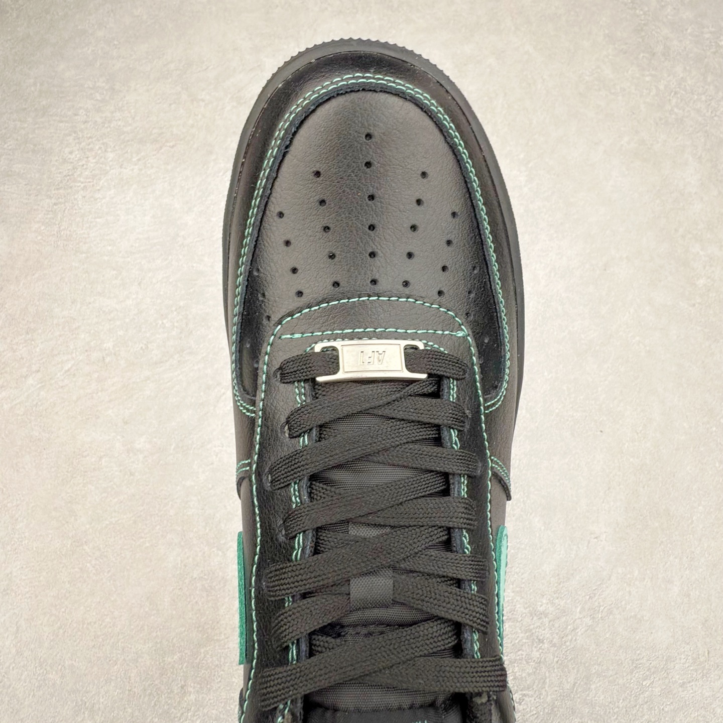 图片[4]-＃XT纯原 NK Air Force 1´07 Low 空军一号低帮百搭休闲运动板鞋 HQ2037-002 顶级批次 2022全新楦头鞋型 鱼鳞大底 历时开发三个月 清洁度完美 二维码鞋标 内置芯片及solo气垫 大底高度及其弧度依照正品 钢印 logo刺绣 鞋口弧度 鞋头长度 鞋面冲孔 鞋垫背胶及钢印 完美鞋型对比正品 每一处都是细节满满 柔软、弹性十足的缓震性能和出色的中底设计 横跨复古与现代的外型结合 造就出风靡全球 三十多年的Force 1 直到今天还深受青睐 实拍调校N版已经零色差零失真 百分百还原实物色彩所见即所得 不存在货不对板色差等低级问题 选购参考实物拍摄 不混卖不参货 只用心做好货严格选品 承诺混一赔十 尺码：36 36.5 37.5 38 38.5 39 40 40.5 41 42 42.5 43 44 44.5 45-选品中心