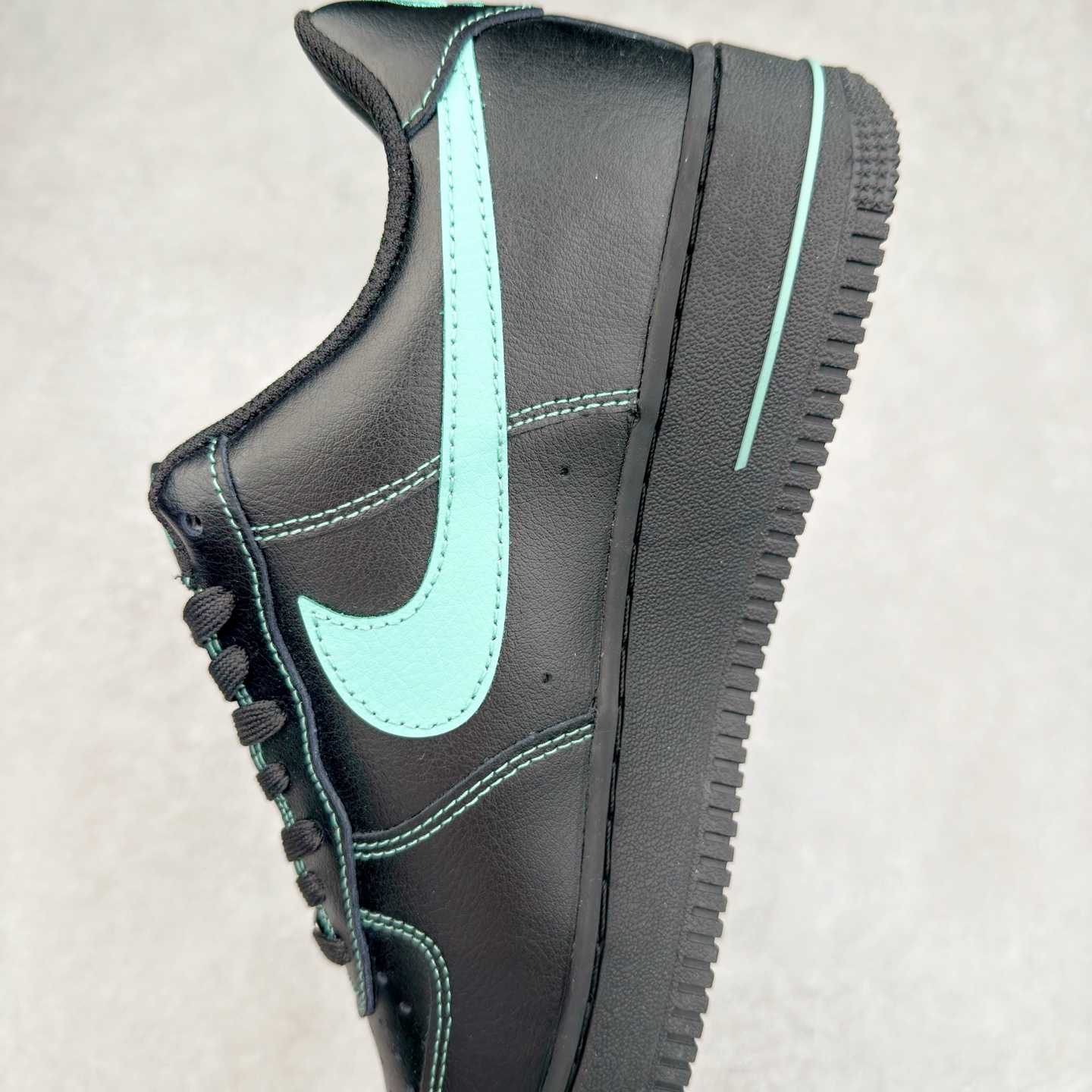 图片[7]-＃XT纯原 NK Air Force 1´07 Low 空军一号低帮百搭休闲运动板鞋 HQ2037-002 顶级批次 2022全新楦头鞋型 鱼鳞大底 历时开发三个月 清洁度完美 二维码鞋标 内置芯片及solo气垫 大底高度及其弧度依照正品 钢印 logo刺绣 鞋口弧度 鞋头长度 鞋面冲孔 鞋垫背胶及钢印 完美鞋型对比正品 每一处都是细节满满 柔软、弹性十足的缓震性能和出色的中底设计 横跨复古与现代的外型结合 造就出风靡全球 三十多年的Force 1 直到今天还深受青睐 实拍调校N版已经零色差零失真 百分百还原实物色彩所见即所得 不存在货不对板色差等低级问题 选购参考实物拍摄 不混卖不参货 只用心做好货严格选品 承诺混一赔十 尺码：36 36.5 37.5 38 38.5 39 40 40.5 41 42 42.5 43 44 44.5 45-选品中心