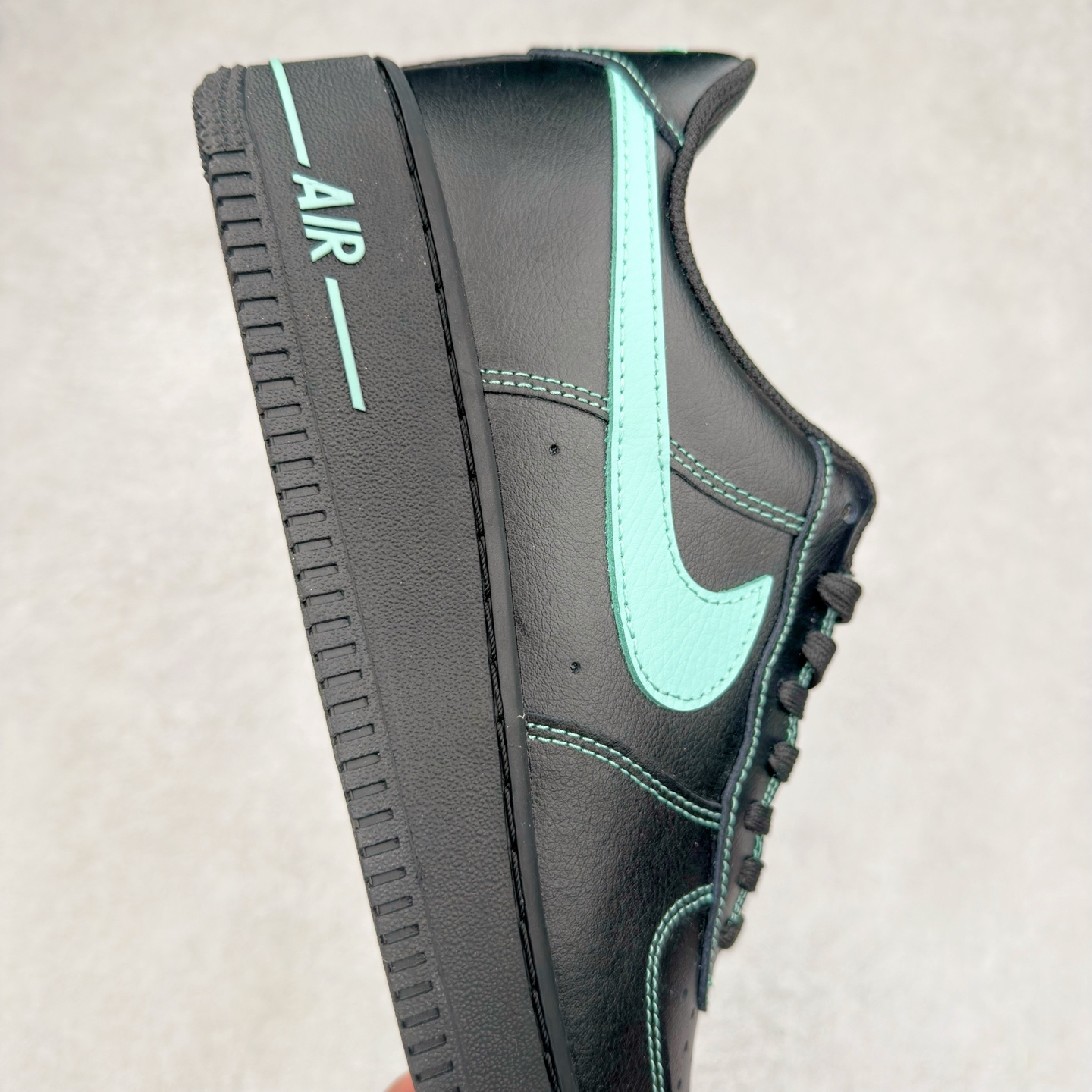 图片[6]-＃XT纯原 NK Air Force 1´07 Low 空军一号低帮百搭休闲运动板鞋 HQ2037-002 顶级批次 2022全新楦头鞋型 鱼鳞大底 历时开发三个月 清洁度完美 二维码鞋标 内置芯片及solo气垫 大底高度及其弧度依照正品 钢印 logo刺绣 鞋口弧度 鞋头长度 鞋面冲孔 鞋垫背胶及钢印 完美鞋型对比正品 每一处都是细节满满 柔软、弹性十足的缓震性能和出色的中底设计 横跨复古与现代的外型结合 造就出风靡全球 三十多年的Force 1 直到今天还深受青睐 实拍调校N版已经零色差零失真 百分百还原实物色彩所见即所得 不存在货不对板色差等低级问题 选购参考实物拍摄 不混卖不参货 只用心做好货严格选品 承诺混一赔十 尺码：36 36.5 37.5 38 38.5 39 40 40.5 41 42 42.5 43 44 44.5 45-选品中心