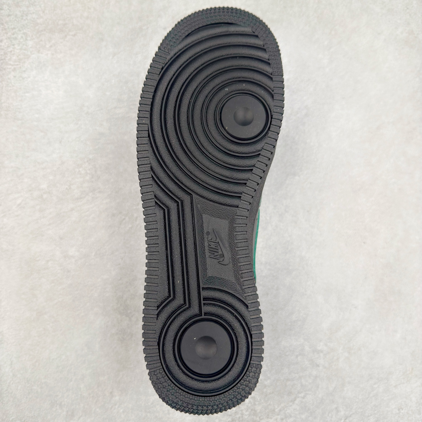 图片[9]-＃XT纯原 NK Air Force 1´07 Low 空军一号低帮百搭休闲运动板鞋 HQ2037-002 顶级批次 2022全新楦头鞋型 鱼鳞大底 历时开发三个月 清洁度完美 二维码鞋标 内置芯片及solo气垫 大底高度及其弧度依照正品 钢印 logo刺绣 鞋口弧度 鞋头长度 鞋面冲孔 鞋垫背胶及钢印 完美鞋型对比正品 每一处都是细节满满 柔软、弹性十足的缓震性能和出色的中底设计 横跨复古与现代的外型结合 造就出风靡全球 三十多年的Force 1 直到今天还深受青睐 实拍调校N版已经零色差零失真 百分百还原实物色彩所见即所得 不存在货不对板色差等低级问题 选购参考实物拍摄 不混卖不参货 只用心做好货严格选品 承诺混一赔十 尺码：36 36.5 37.5 38 38.5 39 40 40.5 41 42 42.5 43 44 44.5 45-选品中心