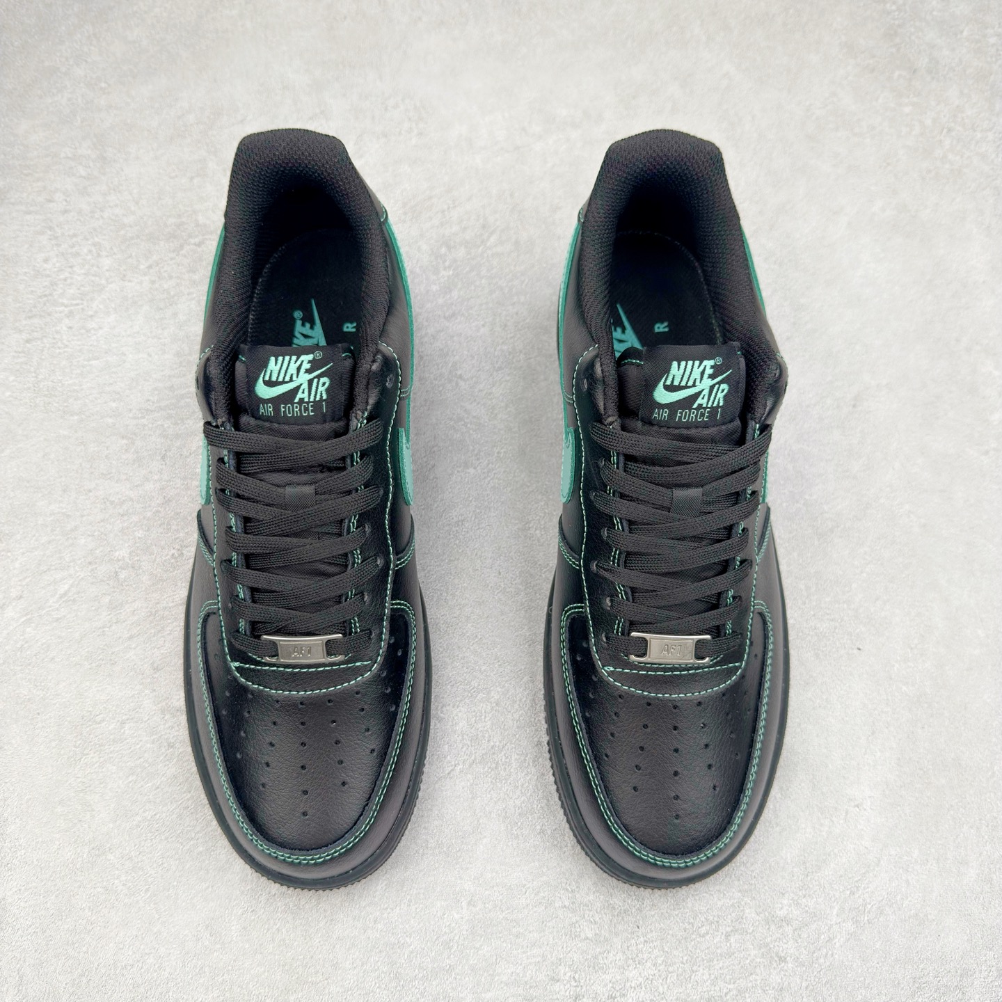 图片[2]-＃XT纯原 NK Air Force 1´07 Low 空军一号低帮百搭休闲运动板鞋 HQ2037-002 顶级批次 2022全新楦头鞋型 鱼鳞大底 历时开发三个月 清洁度完美 二维码鞋标 内置芯片及solo气垫 大底高度及其弧度依照正品 钢印 logo刺绣 鞋口弧度 鞋头长度 鞋面冲孔 鞋垫背胶及钢印 完美鞋型对比正品 每一处都是细节满满 柔软、弹性十足的缓震性能和出色的中底设计 横跨复古与现代的外型结合 造就出风靡全球 三十多年的Force 1 直到今天还深受青睐 实拍调校N版已经零色差零失真 百分百还原实物色彩所见即所得 不存在货不对板色差等低级问题 选购参考实物拍摄 不混卖不参货 只用心做好货严格选品 承诺混一赔十 尺码：36 36.5 37.5 38 38.5 39 40 40.5 41 42 42.5 43 44 44.5 45-选品中心