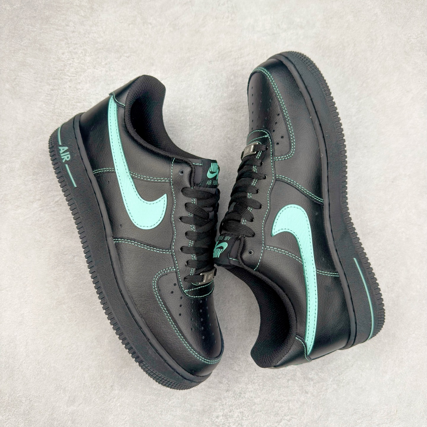 图片[3]-＃XT纯原 NK Air Force 1´07 Low 空军一号低帮百搭休闲运动板鞋 HQ2037-002 顶级批次 2022全新楦头鞋型 鱼鳞大底 历时开发三个月 清洁度完美 二维码鞋标 内置芯片及solo气垫 大底高度及其弧度依照正品 钢印 logo刺绣 鞋口弧度 鞋头长度 鞋面冲孔 鞋垫背胶及钢印 完美鞋型对比正品 每一处都是细节满满 柔软、弹性十足的缓震性能和出色的中底设计 横跨复古与现代的外型结合 造就出风靡全球 三十多年的Force 1 直到今天还深受青睐 实拍调校N版已经零色差零失真 百分百还原实物色彩所见即所得 不存在货不对板色差等低级问题 选购参考实物拍摄 不混卖不参货 只用心做好货严格选品 承诺混一赔十 尺码：36 36.5 37.5 38 38.5 39 40 40.5 41 42 42.5 43 44 44.5 45-选品中心