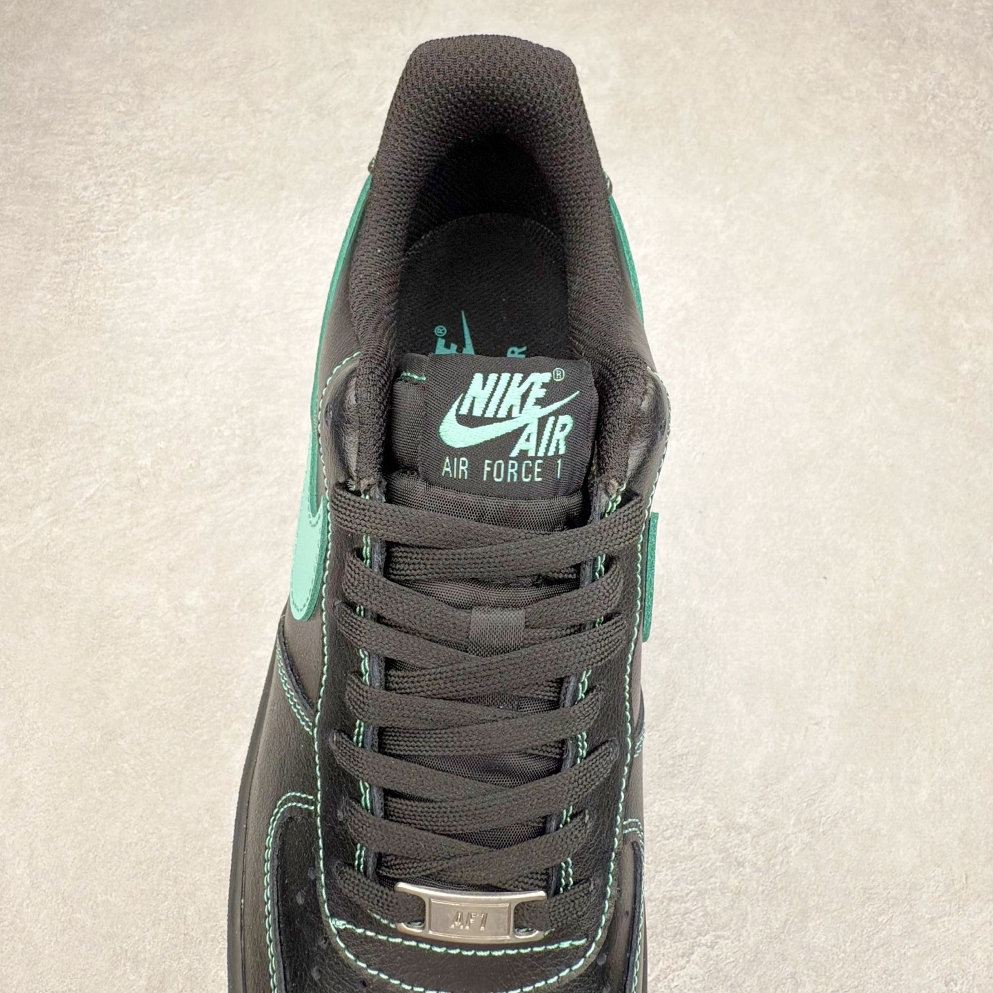 图片[5]-＃XT纯原 NK Air Force 1´07 Low 空军一号低帮百搭休闲运动板鞋 HQ2037-002 顶级批次 2022全新楦头鞋型 鱼鳞大底 历时开发三个月 清洁度完美 二维码鞋标 内置芯片及solo气垫 大底高度及其弧度依照正品 钢印 logo刺绣 鞋口弧度 鞋头长度 鞋面冲孔 鞋垫背胶及钢印 完美鞋型对比正品 每一处都是细节满满 柔软、弹性十足的缓震性能和出色的中底设计 横跨复古与现代的外型结合 造就出风靡全球 三十多年的Force 1 直到今天还深受青睐 实拍调校N版已经零色差零失真 百分百还原实物色彩所见即所得 不存在货不对板色差等低级问题 选购参考实物拍摄 不混卖不参货 只用心做好货严格选品 承诺混一赔十 尺码：36 36.5 37.5 38 38.5 39 40 40.5 41 42 42.5 43 44 44.5 45-选品中心