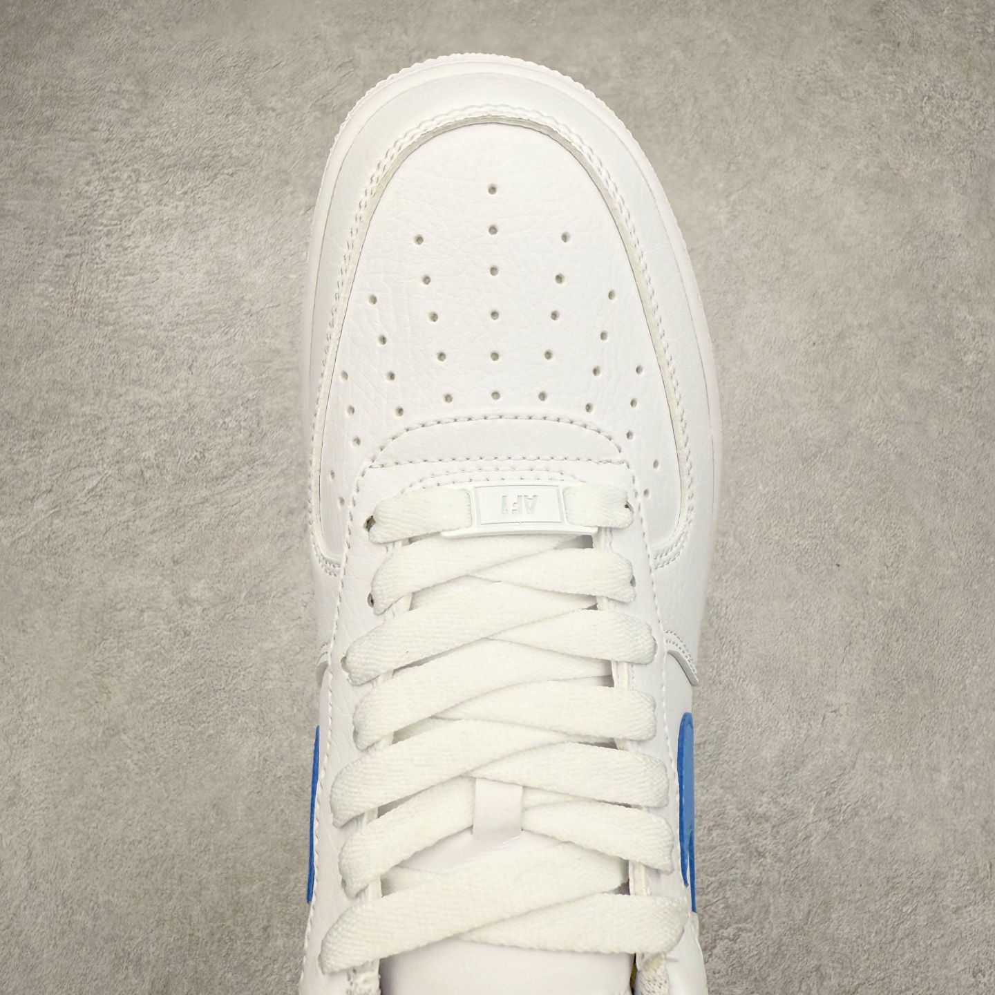 图片[4]-＃XT纯原 NK Air Force 1´07 Low 空军一号低帮百搭休闲运动板鞋 DV3808-103 顶级批次 2022全新楦头鞋型 鱼鳞大底 历时开发三个月 清洁度完美 二维码鞋标 内置芯片及solo气垫 大底高度及其弧度依照正品 钢印 logo刺绣 鞋口弧度 鞋头长度 鞋面冲孔 鞋垫背胶及钢印 完美鞋型对比正品 每一处都是细节满满 柔软、弹性十足的缓震性能和出色的中底设计 横跨复古与现代的外型结合 造就出风靡全球 三十多年的Force 1 直到今天还深受青睐 实拍调校N版已经零色差零失真 百分百还原实物色彩所见即所得 不存在货不对板色差等低级问题 选购参考实物拍摄 不混卖不参货 只用心做好货严格选品 承诺混一赔十 尺码：36 36.5 37.5 38 38.5 39 40 40.5 41 42 42.5 43 44 44.5 45-选品中心