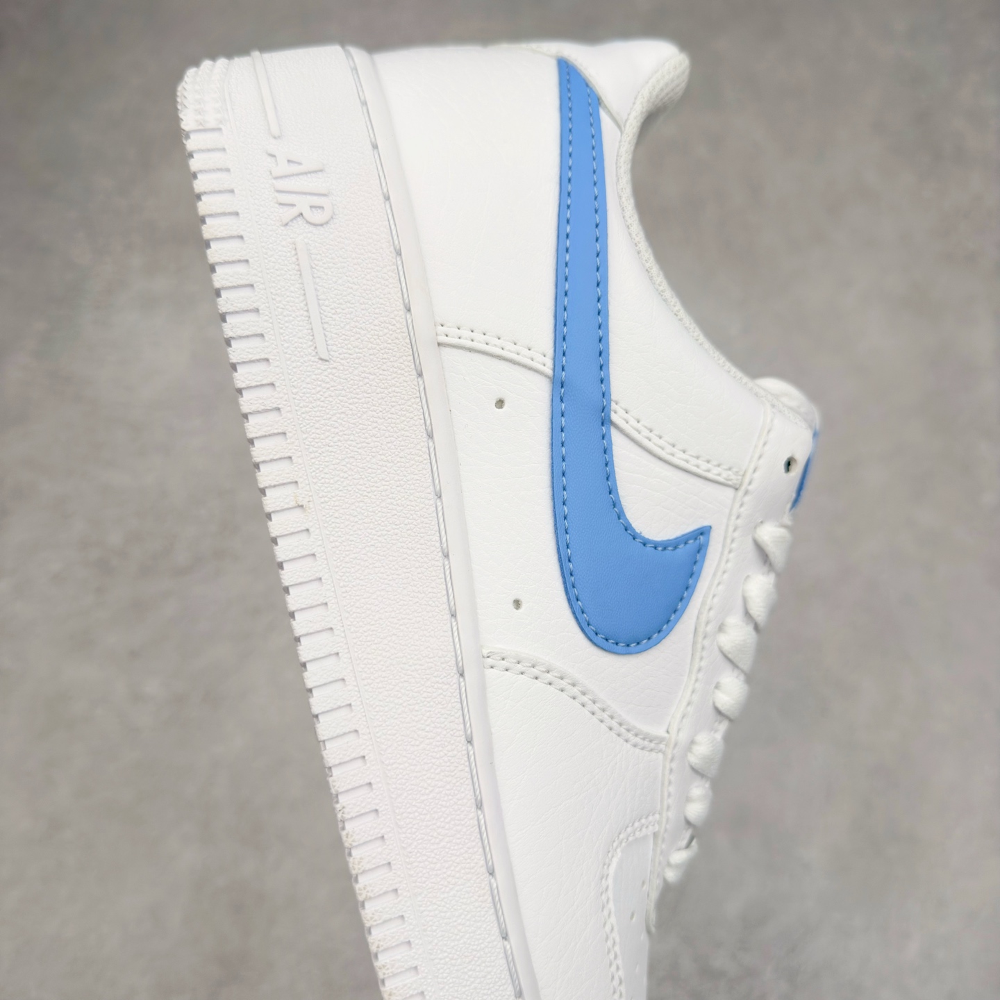 图片[6]-＃XT纯原 NK Air Force 1´07 Low 空军一号低帮百搭休闲运动板鞋 DV3808-103 顶级批次 2022全新楦头鞋型 鱼鳞大底 历时开发三个月 清洁度完美 二维码鞋标 内置芯片及solo气垫 大底高度及其弧度依照正品 钢印 logo刺绣 鞋口弧度 鞋头长度 鞋面冲孔 鞋垫背胶及钢印 完美鞋型对比正品 每一处都是细节满满 柔软、弹性十足的缓震性能和出色的中底设计 横跨复古与现代的外型结合 造就出风靡全球 三十多年的Force 1 直到今天还深受青睐 实拍调校N版已经零色差零失真 百分百还原实物色彩所见即所得 不存在货不对板色差等低级问题 选购参考实物拍摄 不混卖不参货 只用心做好货严格选品 承诺混一赔十 尺码：36 36.5 37.5 38 38.5 39 40 40.5 41 42 42.5 43 44 44.5 45-选品中心