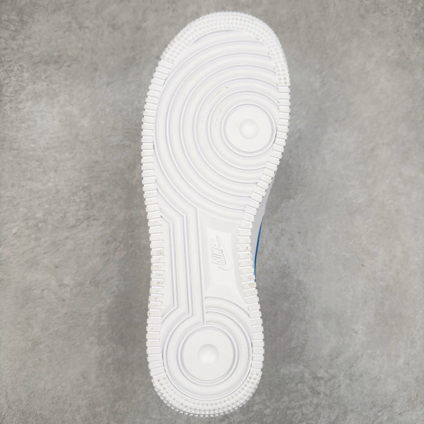 图片[9]-＃XT纯原 NK Air Force 1´07 Low 空军一号低帮百搭休闲运动板鞋 DV3808-103 顶级批次 2022全新楦头鞋型 鱼鳞大底 历时开发三个月 清洁度完美 二维码鞋标 内置芯片及solo气垫 大底高度及其弧度依照正品 钢印 logo刺绣 鞋口弧度 鞋头长度 鞋面冲孔 鞋垫背胶及钢印 完美鞋型对比正品 每一处都是细节满满 柔软、弹性十足的缓震性能和出色的中底设计 横跨复古与现代的外型结合 造就出风靡全球 三十多年的Force 1 直到今天还深受青睐 实拍调校N版已经零色差零失真 百分百还原实物色彩所见即所得 不存在货不对板色差等低级问题 选购参考实物拍摄 不混卖不参货 只用心做好货严格选品 承诺混一赔十 尺码：36 36.5 37.5 38 38.5 39 40 40.5 41 42 42.5 43 44 44.5 45-选品中心