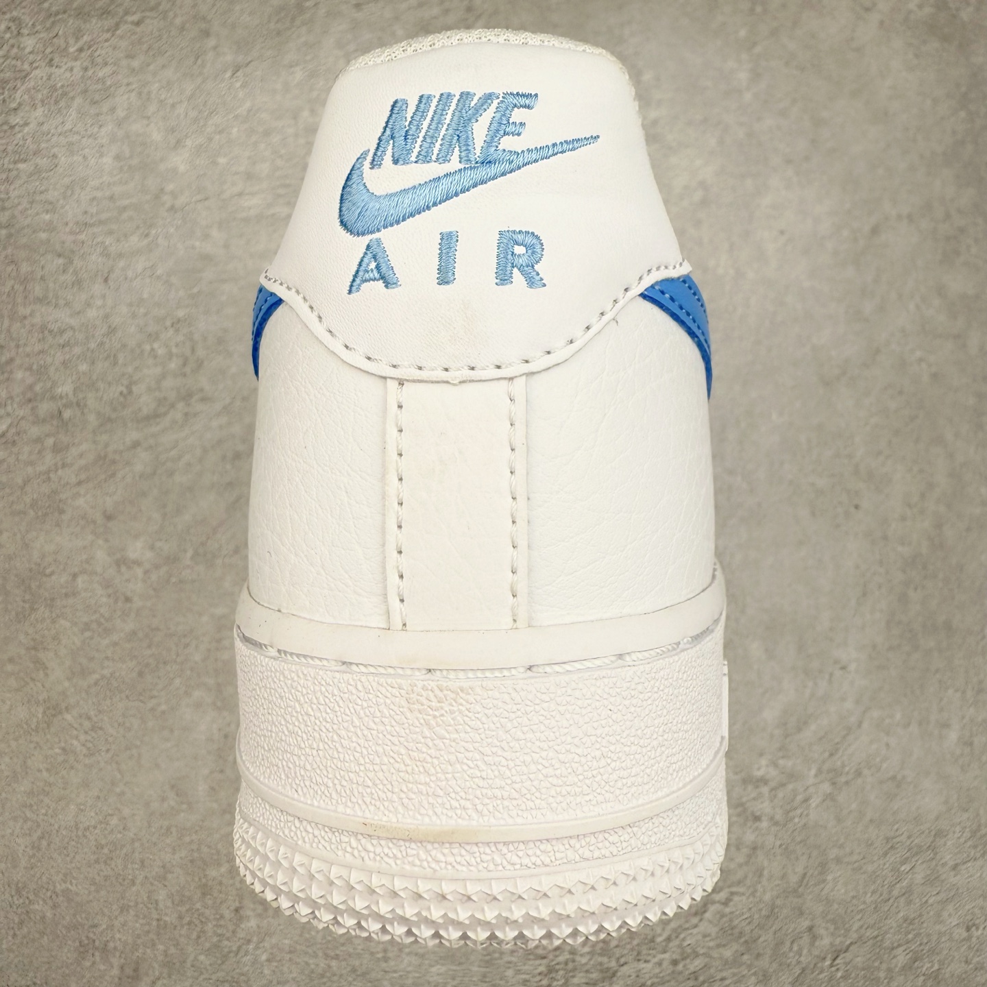 图片[8]-＃XT纯原 NK Air Force 1´07 Low 空军一号低帮百搭休闲运动板鞋 DV3808-103 顶级批次 2022全新楦头鞋型 鱼鳞大底 历时开发三个月 清洁度完美 二维码鞋标 内置芯片及solo气垫 大底高度及其弧度依照正品 钢印 logo刺绣 鞋口弧度 鞋头长度 鞋面冲孔 鞋垫背胶及钢印 完美鞋型对比正品 每一处都是细节满满 柔软、弹性十足的缓震性能和出色的中底设计 横跨复古与现代的外型结合 造就出风靡全球 三十多年的Force 1 直到今天还深受青睐 实拍调校N版已经零色差零失真 百分百还原实物色彩所见即所得 不存在货不对板色差等低级问题 选购参考实物拍摄 不混卖不参货 只用心做好货严格选品 承诺混一赔十 尺码：36 36.5 37.5 38 38.5 39 40 40.5 41 42 42.5 43 44 44.5 45-选品中心