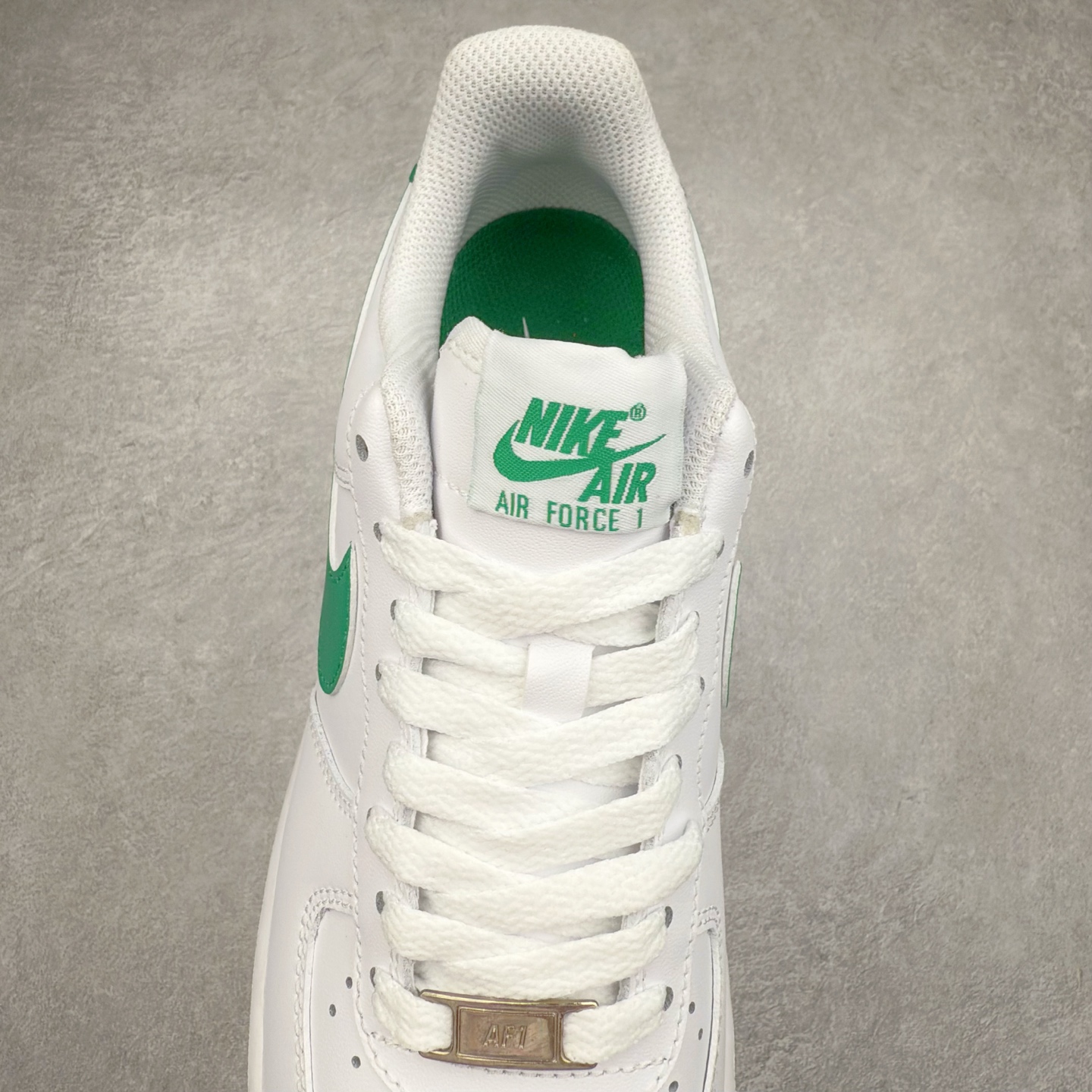 图片[5]-＃XT纯原 NK Air Force 1´07 Low 空军一号低帮百搭休闲运动板鞋 FJ4146-102 顶级批次 2022全新楦头鞋型 鱼鳞大底 历时开发三个月 清洁度完美 二维码鞋标 内置芯片及solo气垫 大底高度及其弧度依照正品 钢印 logo刺绣 鞋口弧度 鞋头长度 鞋面冲孔 鞋垫背胶及钢印 完美鞋型对比正品 每一处都是细节满满 柔软、弹性十足的缓震性能和出色的中底设计 横跨复古与现代的外型结合 造就出风靡全球 三十多年的Force 1 直到今天还深受青睐 实拍调校N版已经零色差零失真 百分百还原实物色彩所见即所得 不存在货不对板色差等低级问题 选购参考实物拍摄 不混卖不参货 只用心做好货严格选品 承诺混一赔十 尺码：36 36.5 37.5 38 38.5 39 40 40.5 41 42 42.5 43 44 44.5 45-选品中心