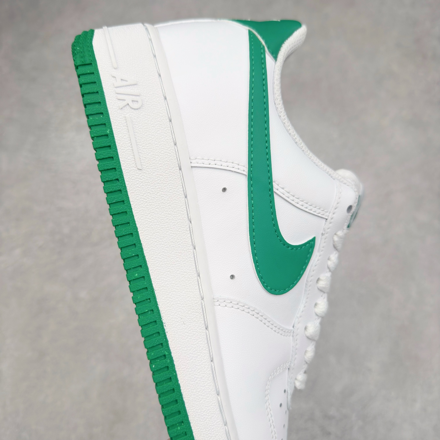 图片[6]-＃XT纯原 NK Air Force 1´07 Low 空军一号低帮百搭休闲运动板鞋 FJ4146-102 顶级批次 2022全新楦头鞋型 鱼鳞大底 历时开发三个月 清洁度完美 二维码鞋标 内置芯片及solo气垫 大底高度及其弧度依照正品 钢印 logo刺绣 鞋口弧度 鞋头长度 鞋面冲孔 鞋垫背胶及钢印 完美鞋型对比正品 每一处都是细节满满 柔软、弹性十足的缓震性能和出色的中底设计 横跨复古与现代的外型结合 造就出风靡全球 三十多年的Force 1 直到今天还深受青睐 实拍调校N版已经零色差零失真 百分百还原实物色彩所见即所得 不存在货不对板色差等低级问题 选购参考实物拍摄 不混卖不参货 只用心做好货严格选品 承诺混一赔十 尺码：36 36.5 37.5 38 38.5 39 40 40.5 41 42 42.5 43 44 44.5 45-选品中心