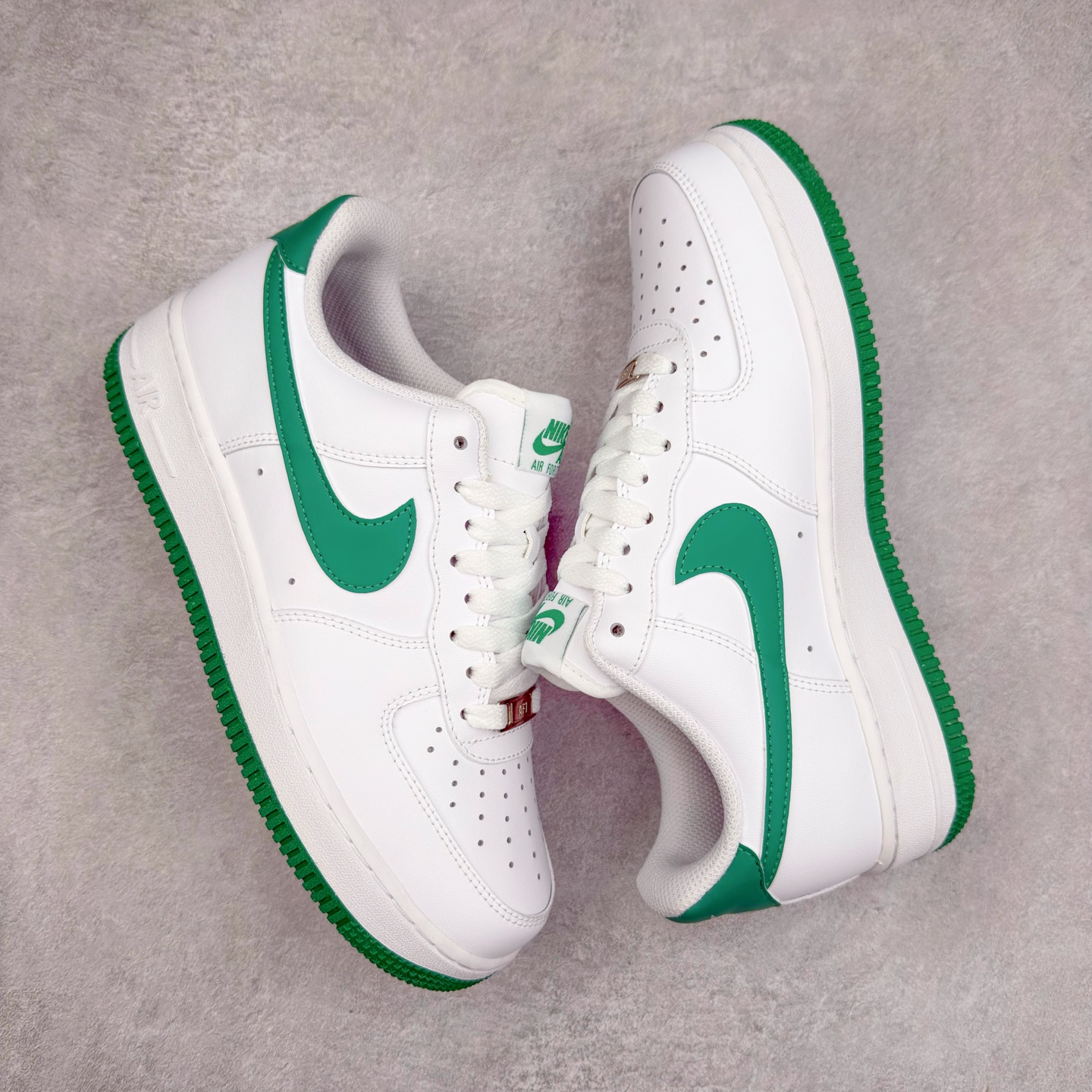 图片[3]-＃XT纯原 NK Air Force 1´07 Low 空军一号低帮百搭休闲运动板鞋 FJ4146-102 顶级批次 2022全新楦头鞋型 鱼鳞大底 历时开发三个月 清洁度完美 二维码鞋标 内置芯片及solo气垫 大底高度及其弧度依照正品 钢印 logo刺绣 鞋口弧度 鞋头长度 鞋面冲孔 鞋垫背胶及钢印 完美鞋型对比正品 每一处都是细节满满 柔软、弹性十足的缓震性能和出色的中底设计 横跨复古与现代的外型结合 造就出风靡全球 三十多年的Force 1 直到今天还深受青睐 实拍调校N版已经零色差零失真 百分百还原实物色彩所见即所得 不存在货不对板色差等低级问题 选购参考实物拍摄 不混卖不参货 只用心做好货严格选品 承诺混一赔十 尺码：36 36.5 37.5 38 38.5 39 40 40.5 41 42 42.5 43 44 44.5 45-选品中心