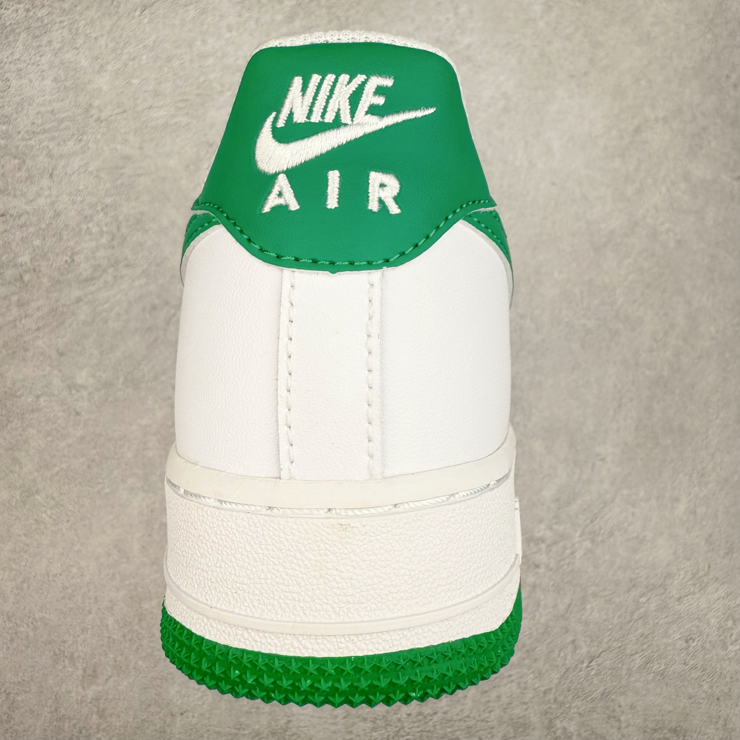 图片[8]-＃XT纯原 NK Air Force 1´07 Low 空军一号低帮百搭休闲运动板鞋 FJ4146-102 顶级批次 2022全新楦头鞋型 鱼鳞大底 历时开发三个月 清洁度完美 二维码鞋标 内置芯片及solo气垫 大底高度及其弧度依照正品 钢印 logo刺绣 鞋口弧度 鞋头长度 鞋面冲孔 鞋垫背胶及钢印 完美鞋型对比正品 每一处都是细节满满 柔软、弹性十足的缓震性能和出色的中底设计 横跨复古与现代的外型结合 造就出风靡全球 三十多年的Force 1 直到今天还深受青睐 实拍调校N版已经零色差零失真 百分百还原实物色彩所见即所得 不存在货不对板色差等低级问题 选购参考实物拍摄 不混卖不参货 只用心做好货严格选品 承诺混一赔十 尺码：36 36.5 37.5 38 38.5 39 40 40.5 41 42 42.5 43 44 44.5 45-选品中心