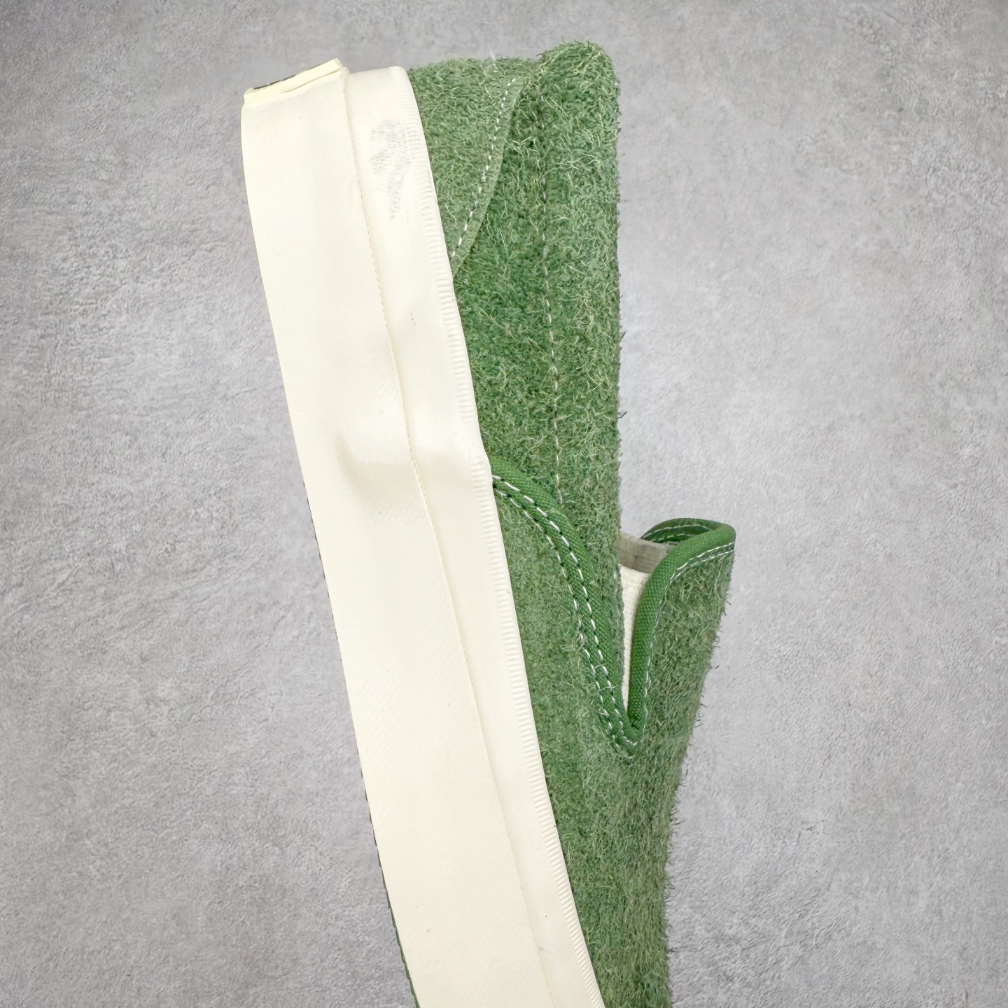 图片[6]-Tyler x GOLF WANG联名：One Star回归! Converse的One Star CC Slip Pro滑板鞋在 Tyler, the Creator和GOLF WANG的合作下再度回归，并且比以往更加“毛茸茸”。这次合作是Tyler亲自提出的，他特别请求Converse复刻这一滑板鞋款，用于最新的GOLF WANG系列。与Tyler之前的Converse联名鞋款一样，这双 GOLF WANG x One Star CC Slip Pro充满了丰富的色彩和纹理，鞋面采用毛茸茸的麂皮材质，色彩大胆且灵感来源于大自然的户外色调。原本作为低帮篮球鞋的One Star CC Slip Pro，经过演变已经成为滑板文化和时尚圈中的标志性鞋款，而这款鞋也完美契合了Tyler的个性一一他不仅是时尚ICON，还与滑板文化有着深厚的联系。尺码：35 36 36.5 37 38 38.5 39 40 40.5 41 42 42.5 43 44-选品中心