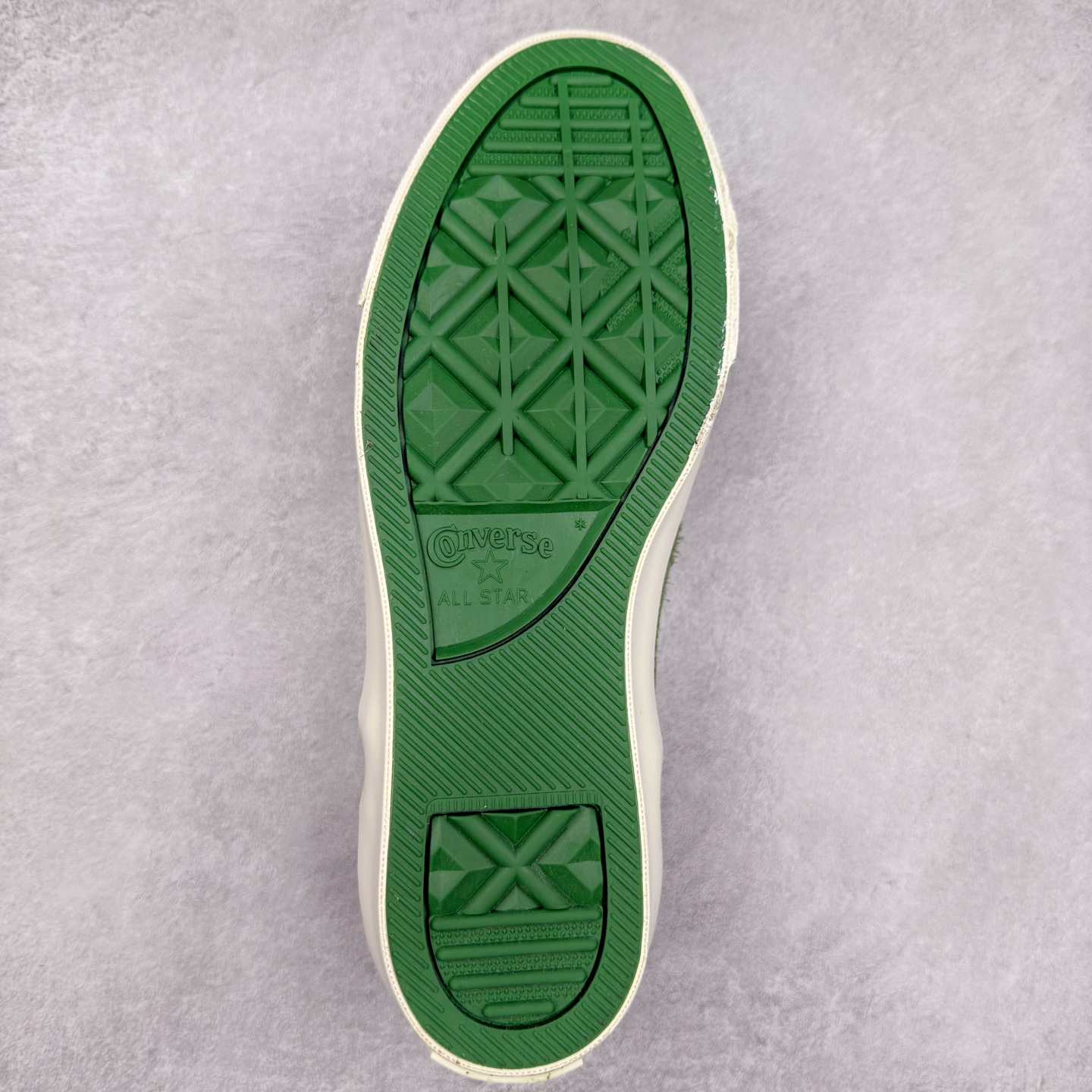 图片[9]-Tyler x GOLF WANG联名：One Star回归! Converse的One Star CC Slip Pro滑板鞋在 Tyler, the Creator和GOLF WANG的合作下再度回归，并且比以往更加“毛茸茸”。这次合作是Tyler亲自提出的，他特别请求Converse复刻这一滑板鞋款，用于最新的GOLF WANG系列。与Tyler之前的Converse联名鞋款一样，这双 GOLF WANG x One Star CC Slip Pro充满了丰富的色彩和纹理，鞋面采用毛茸茸的麂皮材质，色彩大胆且灵感来源于大自然的户外色调。原本作为低帮篮球鞋的One Star CC Slip Pro，经过演变已经成为滑板文化和时尚圈中的标志性鞋款，而这款鞋也完美契合了Tyler的个性一一他不仅是时尚ICON，还与滑板文化有着深厚的联系。尺码：35 36 36.5 37 38 38.5 39 40 40.5 41 42 42.5 43 44-选品中心