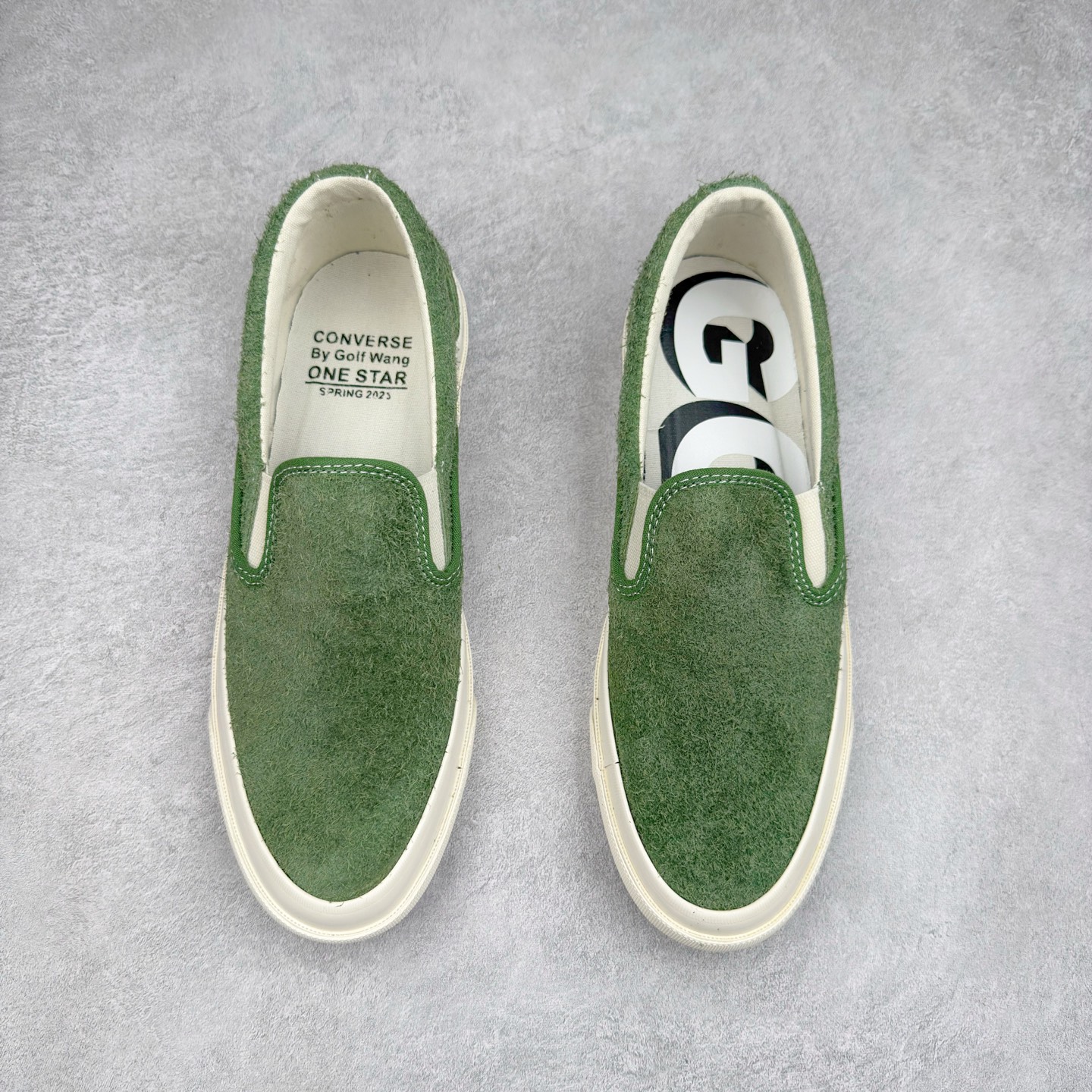 图片[2]-Tyler x GOLF WANG联名：One Star回归! Converse的One Star CC Slip Pro滑板鞋在 Tyler, the Creator和GOLF WANG的合作下再度回归，并且比以往更加“毛茸茸”。这次合作是Tyler亲自提出的，他特别请求Converse复刻这一滑板鞋款，用于最新的GOLF WANG系列。与Tyler之前的Converse联名鞋款一样，这双 GOLF WANG x One Star CC Slip Pro充满了丰富的色彩和纹理，鞋面采用毛茸茸的麂皮材质，色彩大胆且灵感来源于大自然的户外色调。原本作为低帮篮球鞋的One Star CC Slip Pro，经过演变已经成为滑板文化和时尚圈中的标志性鞋款，而这款鞋也完美契合了Tyler的个性一一他不仅是时尚ICON，还与滑板文化有着深厚的联系。尺码：35 36 36.5 37 38 38.5 39 40 40.5 41 42 42.5 43 44-选品中心