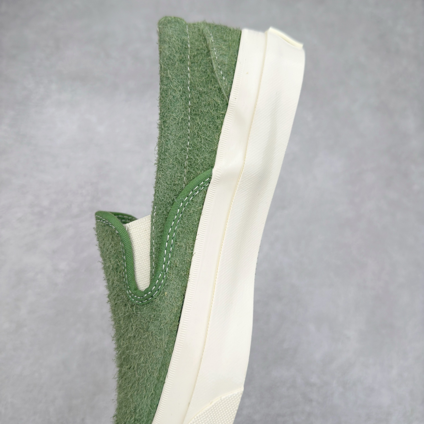 图片[7]-Tyler x GOLF WANG联名：One Star回归! Converse的One Star CC Slip Pro滑板鞋在 Tyler, the Creator和GOLF WANG的合作下再度回归，并且比以往更加“毛茸茸”。这次合作是Tyler亲自提出的，他特别请求Converse复刻这一滑板鞋款，用于最新的GOLF WANG系列。与Tyler之前的Converse联名鞋款一样，这双 GOLF WANG x One Star CC Slip Pro充满了丰富的色彩和纹理，鞋面采用毛茸茸的麂皮材质，色彩大胆且灵感来源于大自然的户外色调。原本作为低帮篮球鞋的One Star CC Slip Pro，经过演变已经成为滑板文化和时尚圈中的标志性鞋款，而这款鞋也完美契合了Tyler的个性一一他不仅是时尚ICON，还与滑板文化有着深厚的联系。尺码：35 36 36.5 37 38 38.5 39 40 40.5 41 42 42.5 43 44-选品中心