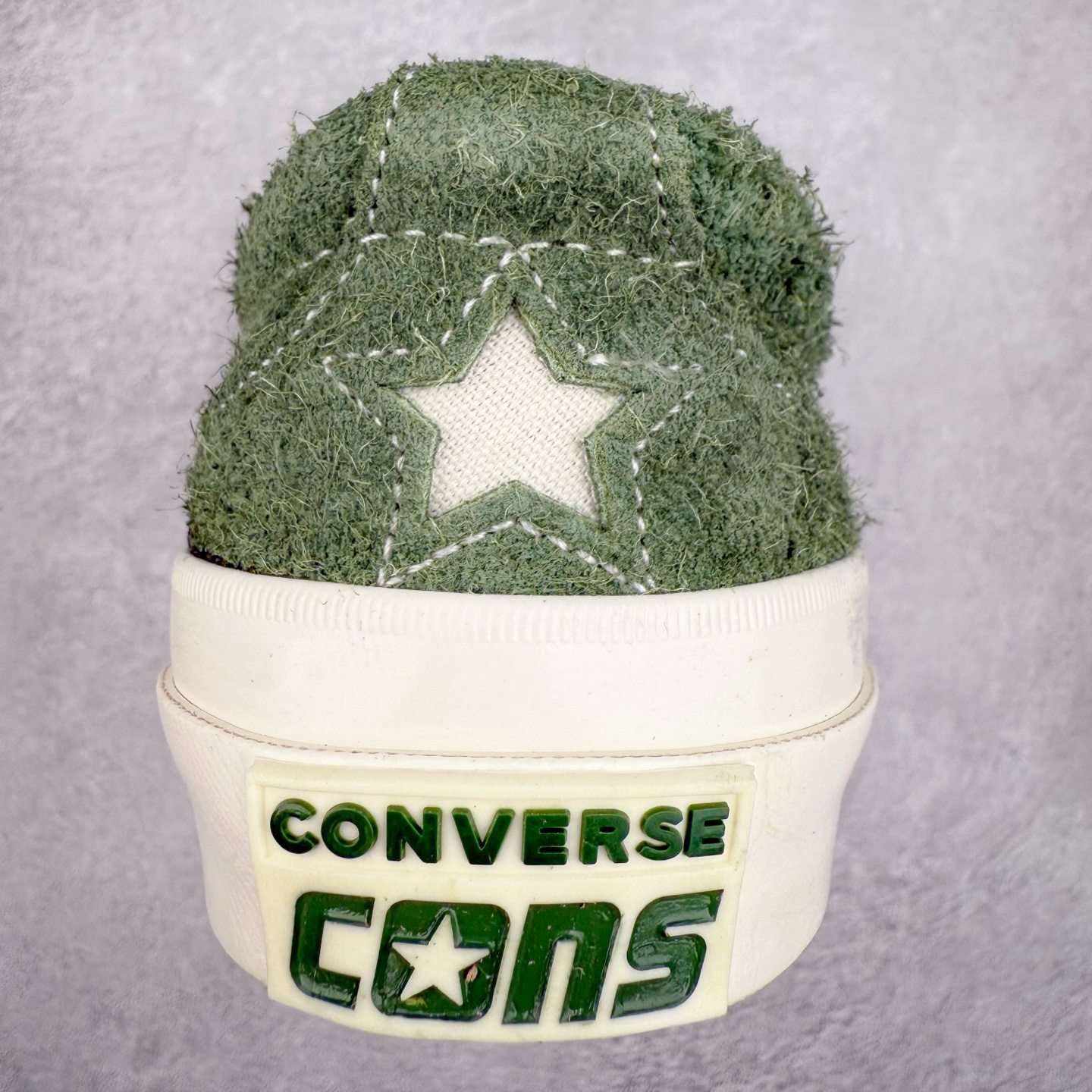 图片[8]-Tyler x GOLF WANG联名：One Star回归! Converse的One Star CC Slip Pro滑板鞋在 Tyler, the Creator和GOLF WANG的合作下再度回归，并且比以往更加“毛茸茸”。这次合作是Tyler亲自提出的，他特别请求Converse复刻这一滑板鞋款，用于最新的GOLF WANG系列。与Tyler之前的Converse联名鞋款一样，这双 GOLF WANG x One Star CC Slip Pro充满了丰富的色彩和纹理，鞋面采用毛茸茸的麂皮材质，色彩大胆且灵感来源于大自然的户外色调。原本作为低帮篮球鞋的One Star CC Slip Pro，经过演变已经成为滑板文化和时尚圈中的标志性鞋款，而这款鞋也完美契合了Tyler的个性一一他不仅是时尚ICON，还与滑板文化有着深厚的联系。尺码：35 36 36.5 37 38 38.5 39 40 40.5 41 42 42.5 43 44-选品中心