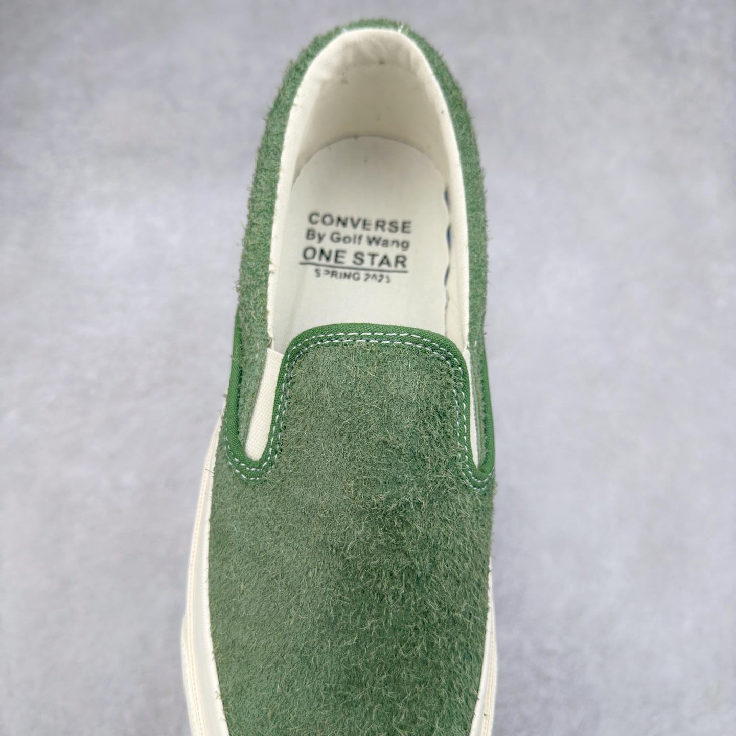 图片[5]-Tyler x GOLF WANG联名：One Star回归! Converse的One Star CC Slip Pro滑板鞋在 Tyler, the Creator和GOLF WANG的合作下再度回归，并且比以往更加“毛茸茸”。这次合作是Tyler亲自提出的，他特别请求Converse复刻这一滑板鞋款，用于最新的GOLF WANG系列。与Tyler之前的Converse联名鞋款一样，这双 GOLF WANG x One Star CC Slip Pro充满了丰富的色彩和纹理，鞋面采用毛茸茸的麂皮材质，色彩大胆且灵感来源于大自然的户外色调。原本作为低帮篮球鞋的One Star CC Slip Pro，经过演变已经成为滑板文化和时尚圈中的标志性鞋款，而这款鞋也完美契合了Tyler的个性一一他不仅是时尚ICON，还与滑板文化有着深厚的联系。尺码：35 36 36.5 37 38 38.5 39 40 40.5 41 42 42.5 43 44-选品中心