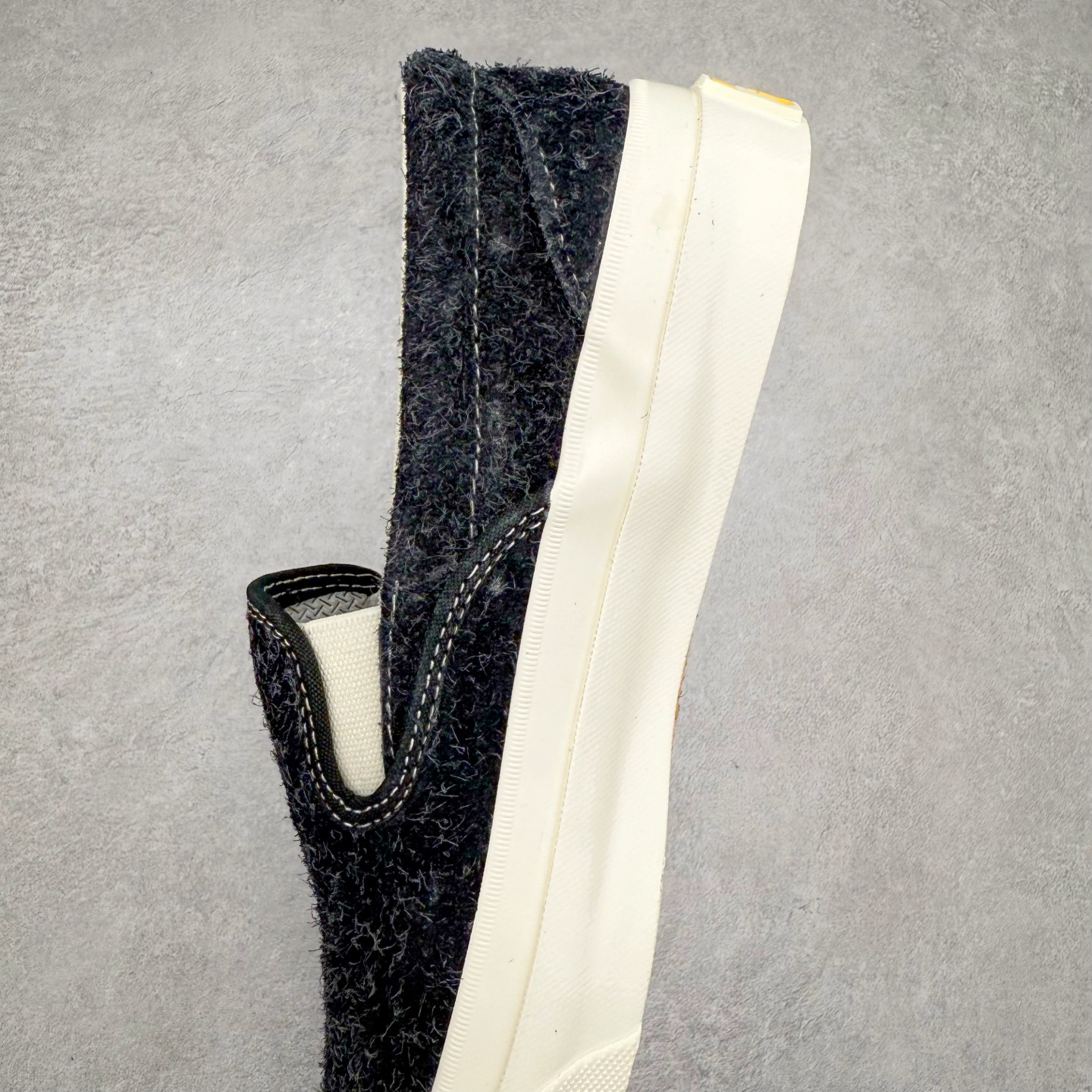 图片[7]-Tyler x GOLF WANG联名：One Star回归! Converse的One Star CC Slip Pro滑板鞋在 Tyler, the Creator和GOLF WANG的合作下再度回归，并且比以往更加“毛茸茸”。这次合作是Tyler亲自提出的，他特别请求Converse复刻这一滑板鞋款，用于最新的GOLF WANG系列。与Tyler之前的Converse联名鞋款一样，这双 GOLF WANG x One Star CC Slip Pro充满了丰富的色彩和纹理，鞋面采用毛茸茸的麂皮材质，色彩大胆且灵感来源于大自然的户外色调。原本作为低帮篮球鞋的One Star CC Slip Pro，经过演变已经成为滑板文化和时尚圈中的标志性鞋款，而这款鞋也完美契合了Tyler的个性一一他不仅是时尚ICON，还与滑板文化有着深厚的联系。尺码：35 36 36.5 37 38 38.5 39 40 40.5 41 42 42.5 43 44-选品中心