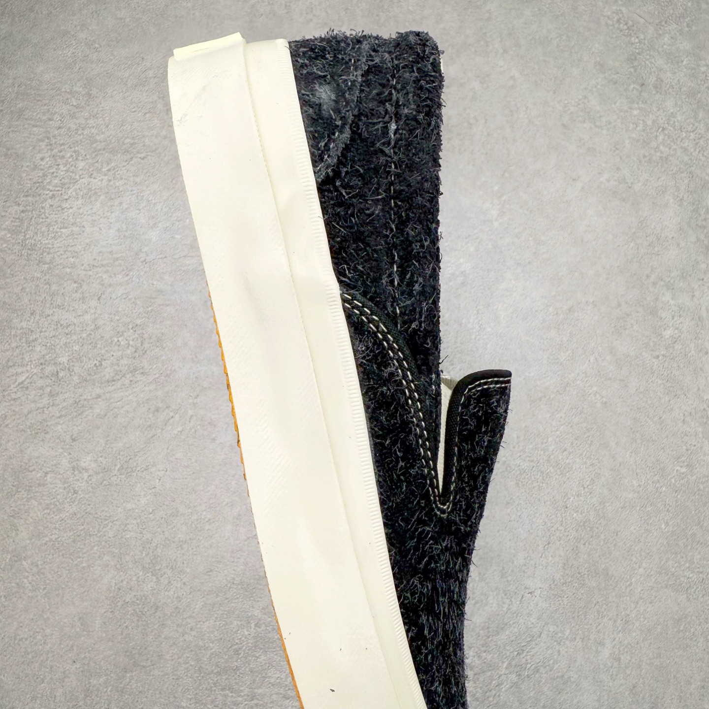 图片[6]-Tyler x GOLF WANG联名：One Star回归! Converse的One Star CC Slip Pro滑板鞋在 Tyler, the Creator和GOLF WANG的合作下再度回归，并且比以往更加“毛茸茸”。这次合作是Tyler亲自提出的，他特别请求Converse复刻这一滑板鞋款，用于最新的GOLF WANG系列。与Tyler之前的Converse联名鞋款一样，这双 GOLF WANG x One Star CC Slip Pro充满了丰富的色彩和纹理，鞋面采用毛茸茸的麂皮材质，色彩大胆且灵感来源于大自然的户外色调。原本作为低帮篮球鞋的One Star CC Slip Pro，经过演变已经成为滑板文化和时尚圈中的标志性鞋款，而这款鞋也完美契合了Tyler的个性一一他不仅是时尚ICON，还与滑板文化有着深厚的联系。尺码：35 36 36.5 37 38 38.5 39 40 40.5 41 42 42.5 43 44-选品中心