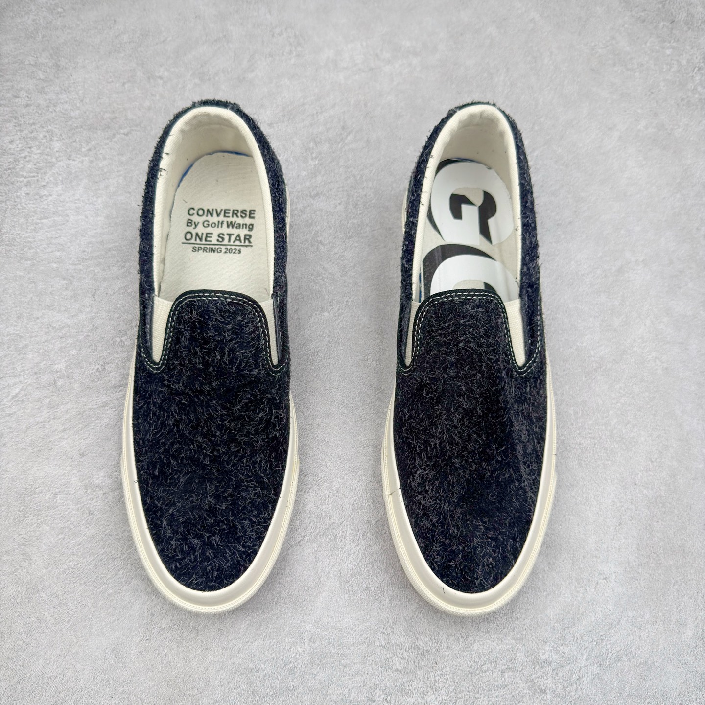 图片[2]-Tyler x GOLF WANG联名：One Star回归! Converse的One Star CC Slip Pro滑板鞋在 Tyler, the Creator和GOLF WANG的合作下再度回归，并且比以往更加“毛茸茸”。这次合作是Tyler亲自提出的，他特别请求Converse复刻这一滑板鞋款，用于最新的GOLF WANG系列。与Tyler之前的Converse联名鞋款一样，这双 GOLF WANG x One Star CC Slip Pro充满了丰富的色彩和纹理，鞋面采用毛茸茸的麂皮材质，色彩大胆且灵感来源于大自然的户外色调。原本作为低帮篮球鞋的One Star CC Slip Pro，经过演变已经成为滑板文化和时尚圈中的标志性鞋款，而这款鞋也完美契合了Tyler的个性一一他不仅是时尚ICON，还与滑板文化有着深厚的联系。尺码：35 36 36.5 37 38 38.5 39 40 40.5 41 42 42.5 43 44-选品中心