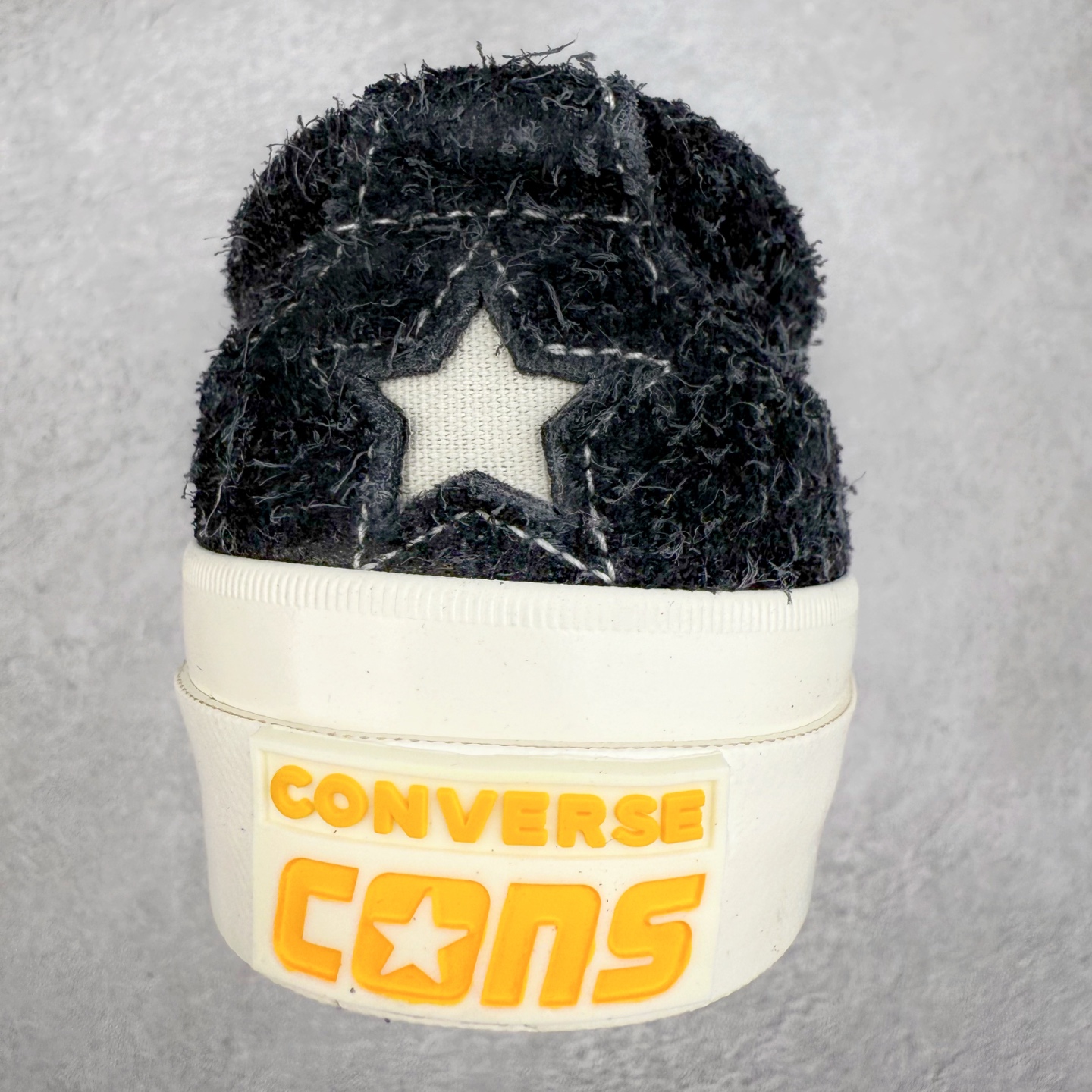 图片[8]-Tyler x GOLF WANG联名：One Star回归! Converse的One Star CC Slip Pro滑板鞋在 Tyler, the Creator和GOLF WANG的合作下再度回归，并且比以往更加“毛茸茸”。这次合作是Tyler亲自提出的，他特别请求Converse复刻这一滑板鞋款，用于最新的GOLF WANG系列。与Tyler之前的Converse联名鞋款一样，这双 GOLF WANG x One Star CC Slip Pro充满了丰富的色彩和纹理，鞋面采用毛茸茸的麂皮材质，色彩大胆且灵感来源于大自然的户外色调。原本作为低帮篮球鞋的One Star CC Slip Pro，经过演变已经成为滑板文化和时尚圈中的标志性鞋款，而这款鞋也完美契合了Tyler的个性一一他不仅是时尚ICON，还与滑板文化有着深厚的联系。尺码：35 36 36.5 37 38 38.5 39 40 40.5 41 42 42.5 43 44-选品中心