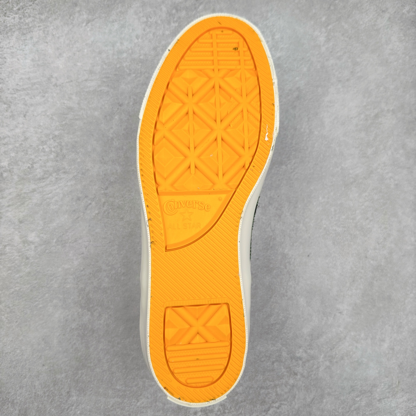 图片[9]-Tyler x GOLF WANG联名：One Star回归! Converse的One Star CC Slip Pro滑板鞋在 Tyler, the Creator和GOLF WANG的合作下再度回归，并且比以往更加“毛茸茸”。这次合作是Tyler亲自提出的，他特别请求Converse复刻这一滑板鞋款，用于最新的GOLF WANG系列。与Tyler之前的Converse联名鞋款一样，这双 GOLF WANG x One Star CC Slip Pro充满了丰富的色彩和纹理，鞋面采用毛茸茸的麂皮材质，色彩大胆且灵感来源于大自然的户外色调。原本作为低帮篮球鞋的One Star CC Slip Pro，经过演变已经成为滑板文化和时尚圈中的标志性鞋款，而这款鞋也完美契合了Tyler的个性一一他不仅是时尚ICON，还与滑板文化有着深厚的联系。尺码：35 36 36.5 37 38 38.5 39 40 40.5 41 42 42.5 43 44-选品中心