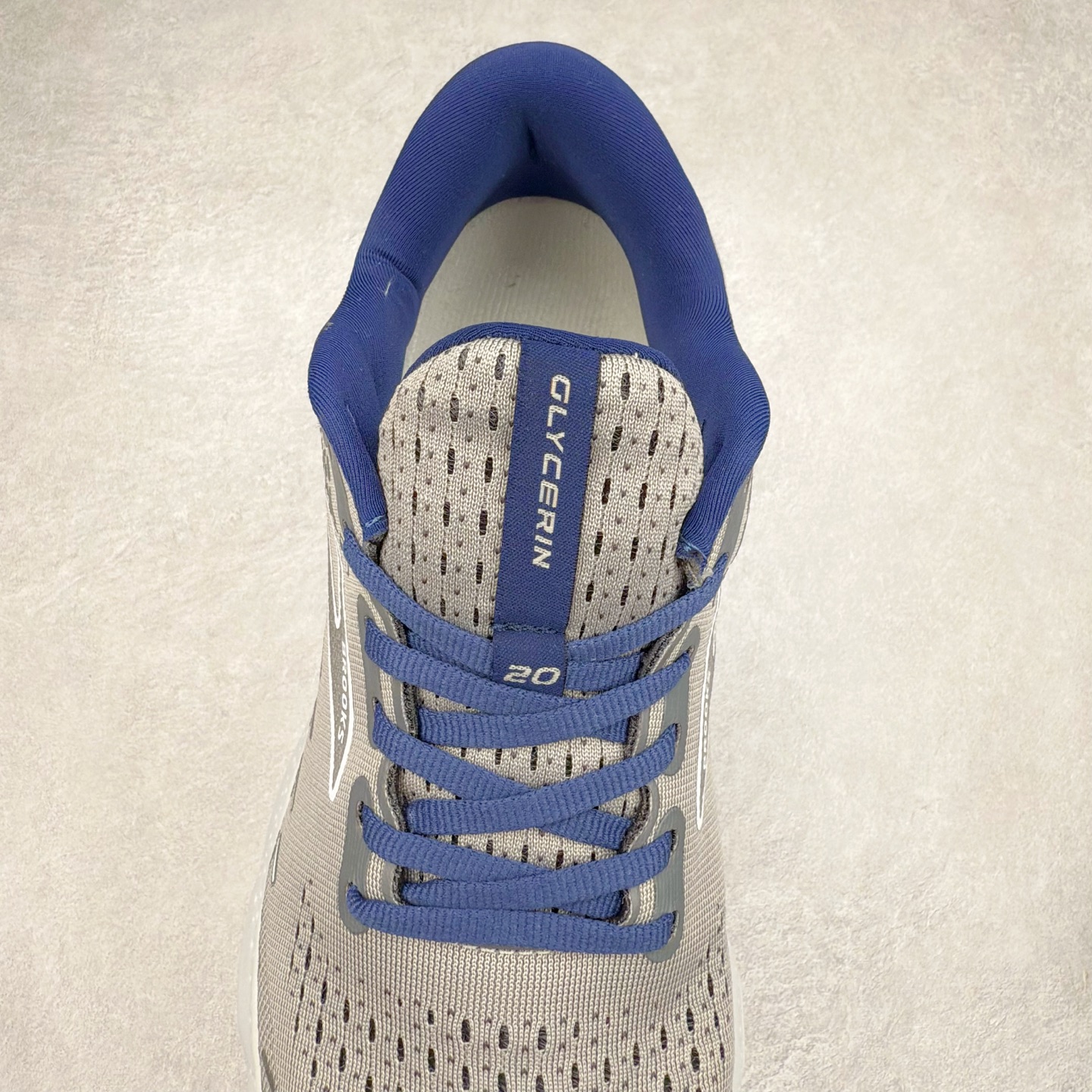 图片[5]-Brooks布鲁克斯 Glycerin 2.0 系带防滑耐磨低帮长跑跑步鞋 Brooks 四大跑鞋之一 百年品牌 跑鞋从外形上基本就能判断这是一款速度跑鞋 简洁干练的外形结构和极强的运动流线型看着非常有速度感 上脚的第一感觉是非常轻 美码9码的鞋单只206g不到 从个人偏好来说 200g左右的竞速鞋最具安全感 鞋面采用单层网布 很薄 前掌使用了大量开放式网眼 排气直接快速 透气性上乘 鞋舌也是轻量化设计 仅为一层麂皮 和脚背完美贴合 鞋舌中央有个防偏穿孔 从实际穿着来看 通常鞋舌都是外偏 如果是防偏穿孔位于中心 防偏效果其实并不十分有效 如果采用趋外侧的偏心设计更有效 鞋帮泡棉填充量不大 但非常紧凑 贴合舒适 包裹稳固 内置硬质TPU保证必要的稳定性 跑鞋中底采用的是DNA FLASH科技材料 DNA FLASH中底科技 是Brooks第一款将氮气注入中底的创新科技 主要原理是借助“超临界流体”发泡技术 将液态氮稳定的转化为气态氮 并使其均匀地形成无数紧密贴合的密闭式气囊结构 尺码：36 36.5 37.5 38 38.5 39 40 40.5 41 42 42.5 43 44 44.5 45 46-选品中心