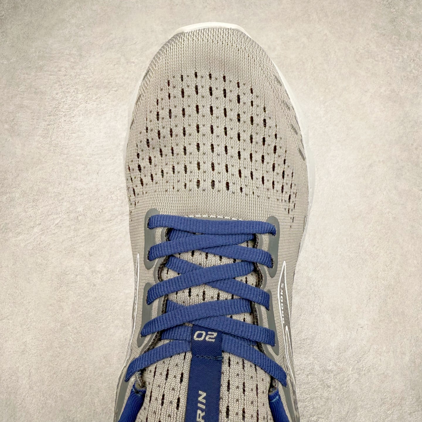 图片[4]-Brooks布鲁克斯 Glycerin 2.0 系带防滑耐磨低帮长跑跑步鞋 Brooks 四大跑鞋之一 百年品牌 跑鞋从外形上基本就能判断这是一款速度跑鞋 简洁干练的外形结构和极强的运动流线型看着非常有速度感 上脚的第一感觉是非常轻 美码9码的鞋单只206g不到 从个人偏好来说 200g左右的竞速鞋最具安全感 鞋面采用单层网布 很薄 前掌使用了大量开放式网眼 排气直接快速 透气性上乘 鞋舌也是轻量化设计 仅为一层麂皮 和脚背完美贴合 鞋舌中央有个防偏穿孔 从实际穿着来看 通常鞋舌都是外偏 如果是防偏穿孔位于中心 防偏效果其实并不十分有效 如果采用趋外侧的偏心设计更有效 鞋帮泡棉填充量不大 但非常紧凑 贴合舒适 包裹稳固 内置硬质TPU保证必要的稳定性 跑鞋中底采用的是DNA FLASH科技材料 DNA FLASH中底科技 是Brooks第一款将氮气注入中底的创新科技 主要原理是借助“超临界流体”发泡技术 将液态氮稳定的转化为气态氮 并使其均匀地形成无数紧密贴合的密闭式气囊结构 尺码：36 36.5 37.5 38 38.5 39 40 40.5 41 42 42.5 43 44 44.5 45 46-选品中心