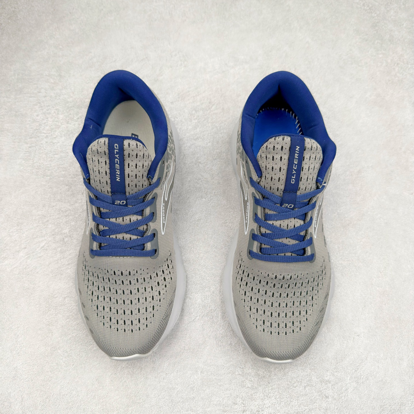 图片[2]-Brooks布鲁克斯 Glycerin 2.0 系带防滑耐磨低帮长跑跑步鞋 Brooks 四大跑鞋之一 百年品牌 跑鞋从外形上基本就能判断这是一款速度跑鞋 简洁干练的外形结构和极强的运动流线型看着非常有速度感 上脚的第一感觉是非常轻 美码9码的鞋单只206g不到 从个人偏好来说 200g左右的竞速鞋最具安全感 鞋面采用单层网布 很薄 前掌使用了大量开放式网眼 排气直接快速 透气性上乘 鞋舌也是轻量化设计 仅为一层麂皮 和脚背完美贴合 鞋舌中央有个防偏穿孔 从实际穿着来看 通常鞋舌都是外偏 如果是防偏穿孔位于中心 防偏效果其实并不十分有效 如果采用趋外侧的偏心设计更有效 鞋帮泡棉填充量不大 但非常紧凑 贴合舒适 包裹稳固 内置硬质TPU保证必要的稳定性 跑鞋中底采用的是DNA FLASH科技材料 DNA FLASH中底科技 是Brooks第一款将氮气注入中底的创新科技 主要原理是借助“超临界流体”发泡技术 将液态氮稳定的转化为气态氮 并使其均匀地形成无数紧密贴合的密闭式气囊结构 尺码：36 36.5 37.5 38 38.5 39 40 40.5 41 42 42.5 43 44 44.5 45 46-选品中心