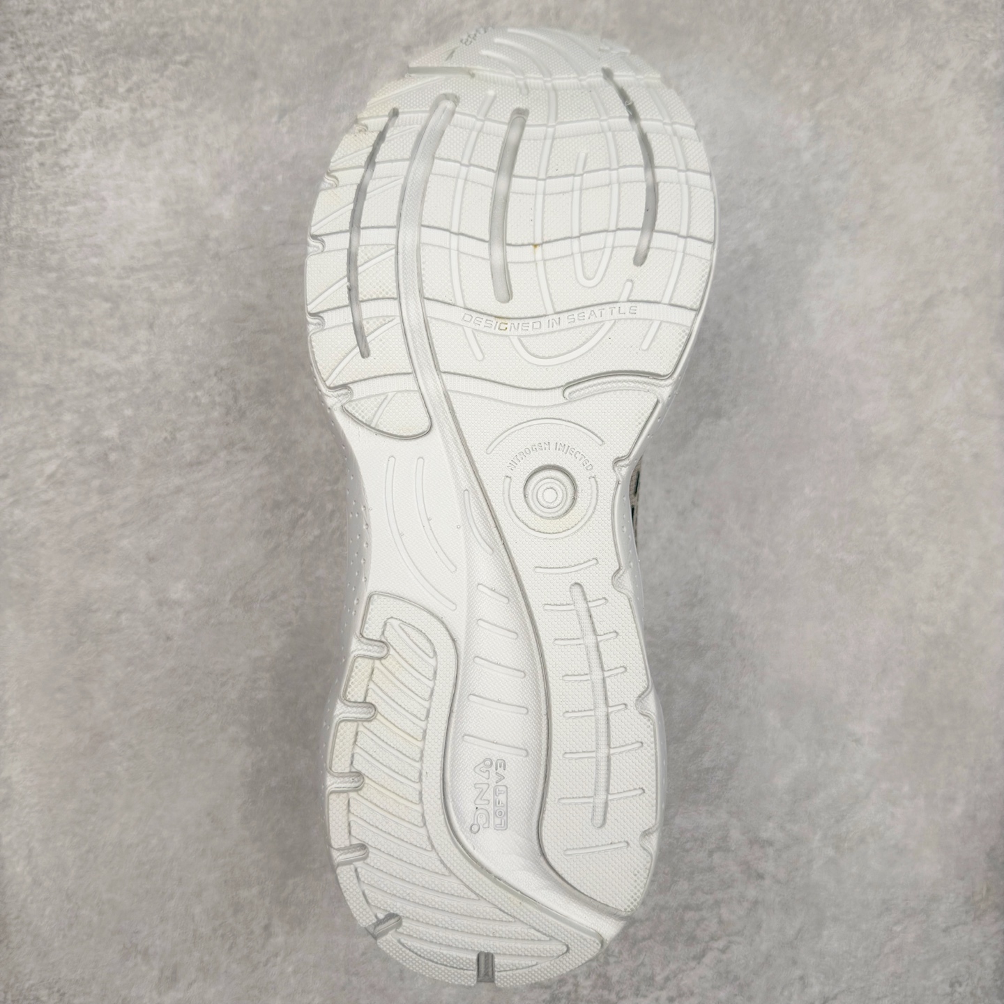 图片[9]-Brooks布鲁克斯 Glycerin 2.0 系带防滑耐磨低帮长跑跑步鞋 Brooks 四大跑鞋之一 百年品牌 跑鞋从外形上基本就能判断这是一款速度跑鞋 简洁干练的外形结构和极强的运动流线型看着非常有速度感 上脚的第一感觉是非常轻 美码9码的鞋单只206g不到 从个人偏好来说 200g左右的竞速鞋最具安全感 鞋面采用单层网布 很薄 前掌使用了大量开放式网眼 排气直接快速 透气性上乘 鞋舌也是轻量化设计 仅为一层麂皮 和脚背完美贴合 鞋舌中央有个防偏穿孔 从实际穿着来看 通常鞋舌都是外偏 如果是防偏穿孔位于中心 防偏效果其实并不十分有效 如果采用趋外侧的偏心设计更有效 鞋帮泡棉填充量不大 但非常紧凑 贴合舒适 包裹稳固 内置硬质TPU保证必要的稳定性 跑鞋中底采用的是DNA FLASH科技材料 DNA FLASH中底科技 是Brooks第一款将氮气注入中底的创新科技 主要原理是借助“超临界流体”发泡技术 将液态氮稳定的转化为气态氮 并使其均匀地形成无数紧密贴合的密闭式气囊结构 尺码：36 36.5 37.5 38 38.5 39 40 40.5 41 42 42.5 43 44 44.5 45 46-选品中心