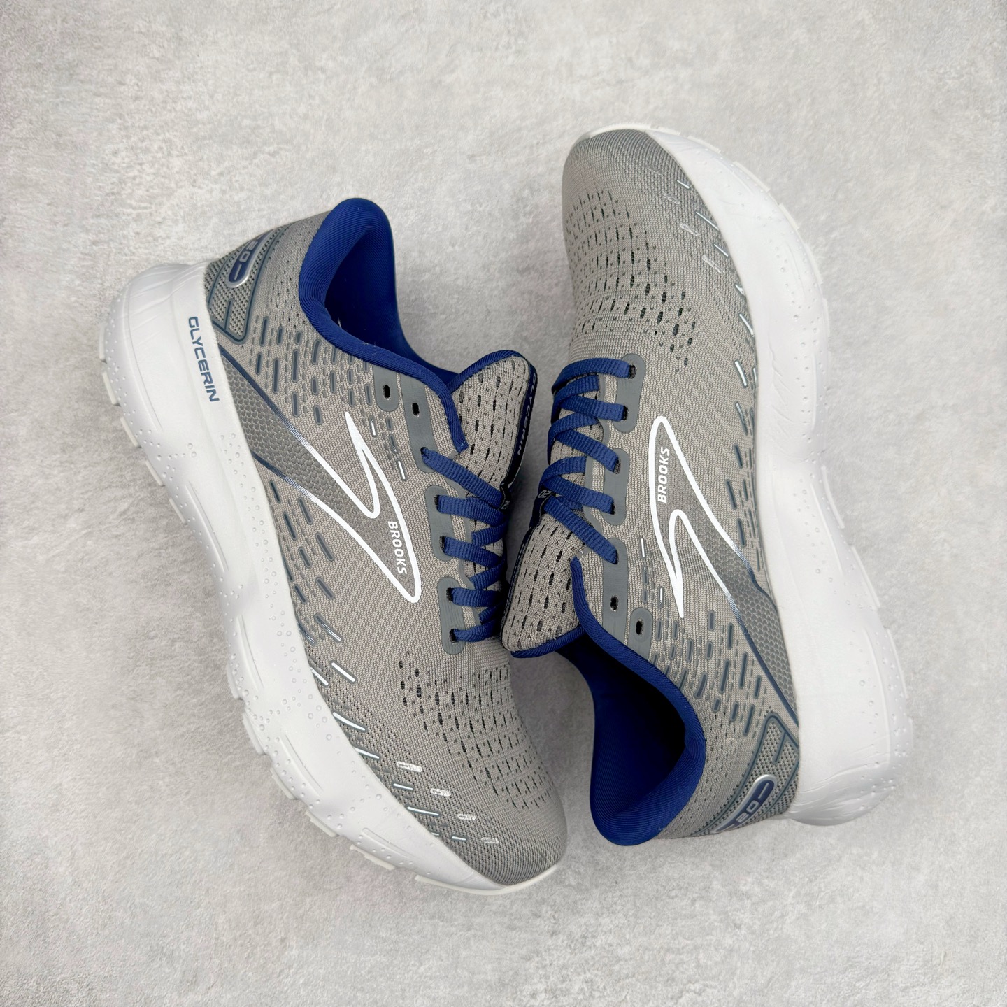 图片[3]-Brooks布鲁克斯 Glycerin 2.0 系带防滑耐磨低帮长跑跑步鞋 Brooks 四大跑鞋之一 百年品牌 跑鞋从外形上基本就能判断这是一款速度跑鞋 简洁干练的外形结构和极强的运动流线型看着非常有速度感 上脚的第一感觉是非常轻 美码9码的鞋单只206g不到 从个人偏好来说 200g左右的竞速鞋最具安全感 鞋面采用单层网布 很薄 前掌使用了大量开放式网眼 排气直接快速 透气性上乘 鞋舌也是轻量化设计 仅为一层麂皮 和脚背完美贴合 鞋舌中央有个防偏穿孔 从实际穿着来看 通常鞋舌都是外偏 如果是防偏穿孔位于中心 防偏效果其实并不十分有效 如果采用趋外侧的偏心设计更有效 鞋帮泡棉填充量不大 但非常紧凑 贴合舒适 包裹稳固 内置硬质TPU保证必要的稳定性 跑鞋中底采用的是DNA FLASH科技材料 DNA FLASH中底科技 是Brooks第一款将氮气注入中底的创新科技 主要原理是借助“超临界流体”发泡技术 将液态氮稳定的转化为气态氮 并使其均匀地形成无数紧密贴合的密闭式气囊结构 尺码：36 36.5 37.5 38 38.5 39 40 40.5 41 42 42.5 43 44 44.5 45 46-选品中心