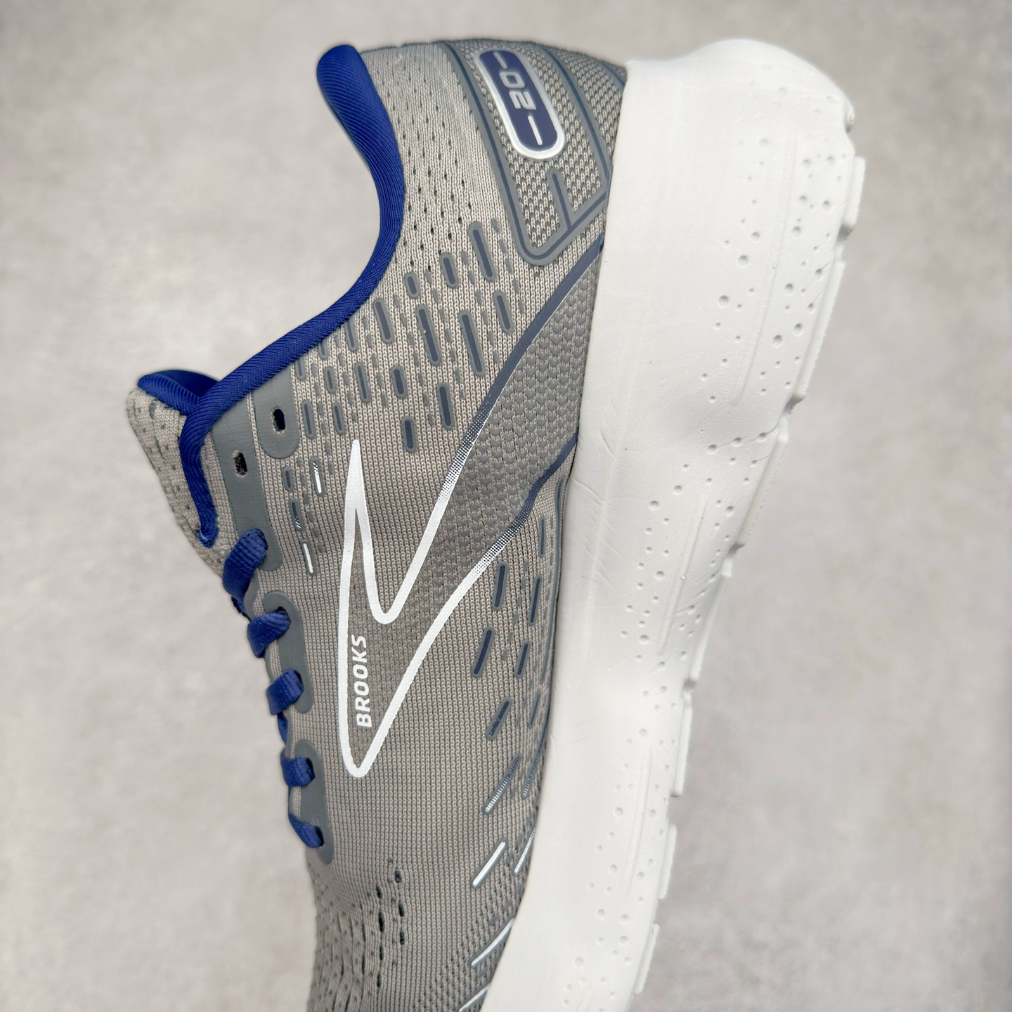 图片[7]-Brooks布鲁克斯 Glycerin 2.0 系带防滑耐磨低帮长跑跑步鞋 Brooks 四大跑鞋之一 百年品牌 跑鞋从外形上基本就能判断这是一款速度跑鞋 简洁干练的外形结构和极强的运动流线型看着非常有速度感 上脚的第一感觉是非常轻 美码9码的鞋单只206g不到 从个人偏好来说 200g左右的竞速鞋最具安全感 鞋面采用单层网布 很薄 前掌使用了大量开放式网眼 排气直接快速 透气性上乘 鞋舌也是轻量化设计 仅为一层麂皮 和脚背完美贴合 鞋舌中央有个防偏穿孔 从实际穿着来看 通常鞋舌都是外偏 如果是防偏穿孔位于中心 防偏效果其实并不十分有效 如果采用趋外侧的偏心设计更有效 鞋帮泡棉填充量不大 但非常紧凑 贴合舒适 包裹稳固 内置硬质TPU保证必要的稳定性 跑鞋中底采用的是DNA FLASH科技材料 DNA FLASH中底科技 是Brooks第一款将氮气注入中底的创新科技 主要原理是借助“超临界流体”发泡技术 将液态氮稳定的转化为气态氮 并使其均匀地形成无数紧密贴合的密闭式气囊结构 尺码：36 36.5 37.5 38 38.5 39 40 40.5 41 42 42.5 43 44 44.5 45 46-选品中心