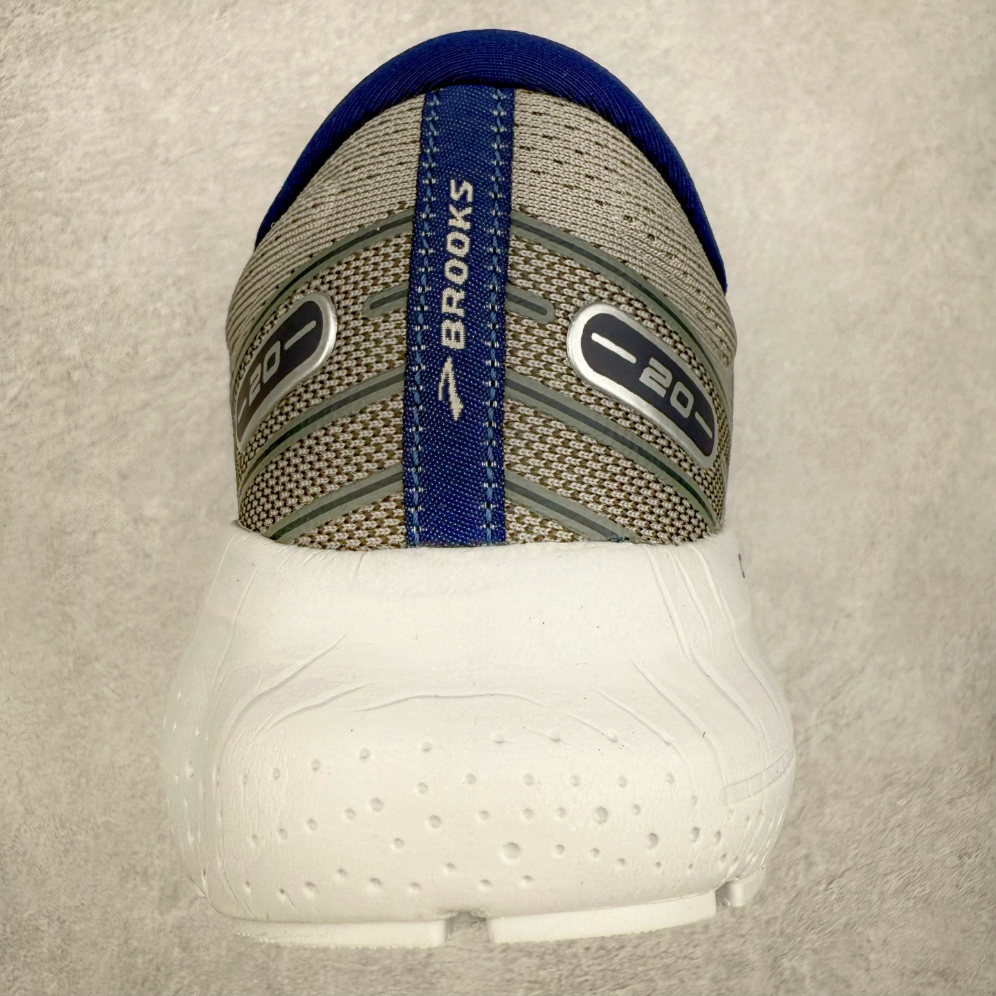 图片[8]-Brooks布鲁克斯 Glycerin 2.0 系带防滑耐磨低帮长跑跑步鞋 Brooks 四大跑鞋之一 百年品牌 跑鞋从外形上基本就能判断这是一款速度跑鞋 简洁干练的外形结构和极强的运动流线型看着非常有速度感 上脚的第一感觉是非常轻 美码9码的鞋单只206g不到 从个人偏好来说 200g左右的竞速鞋最具安全感 鞋面采用单层网布 很薄 前掌使用了大量开放式网眼 排气直接快速 透气性上乘 鞋舌也是轻量化设计 仅为一层麂皮 和脚背完美贴合 鞋舌中央有个防偏穿孔 从实际穿着来看 通常鞋舌都是外偏 如果是防偏穿孔位于中心 防偏效果其实并不十分有效 如果采用趋外侧的偏心设计更有效 鞋帮泡棉填充量不大 但非常紧凑 贴合舒适 包裹稳固 内置硬质TPU保证必要的稳定性 跑鞋中底采用的是DNA FLASH科技材料 DNA FLASH中底科技 是Brooks第一款将氮气注入中底的创新科技 主要原理是借助“超临界流体”发泡技术 将液态氮稳定的转化为气态氮 并使其均匀地形成无数紧密贴合的密闭式气囊结构 尺码：36 36.5 37.5 38 38.5 39 40 40.5 41 42 42.5 43 44 44.5 45 46-选品中心