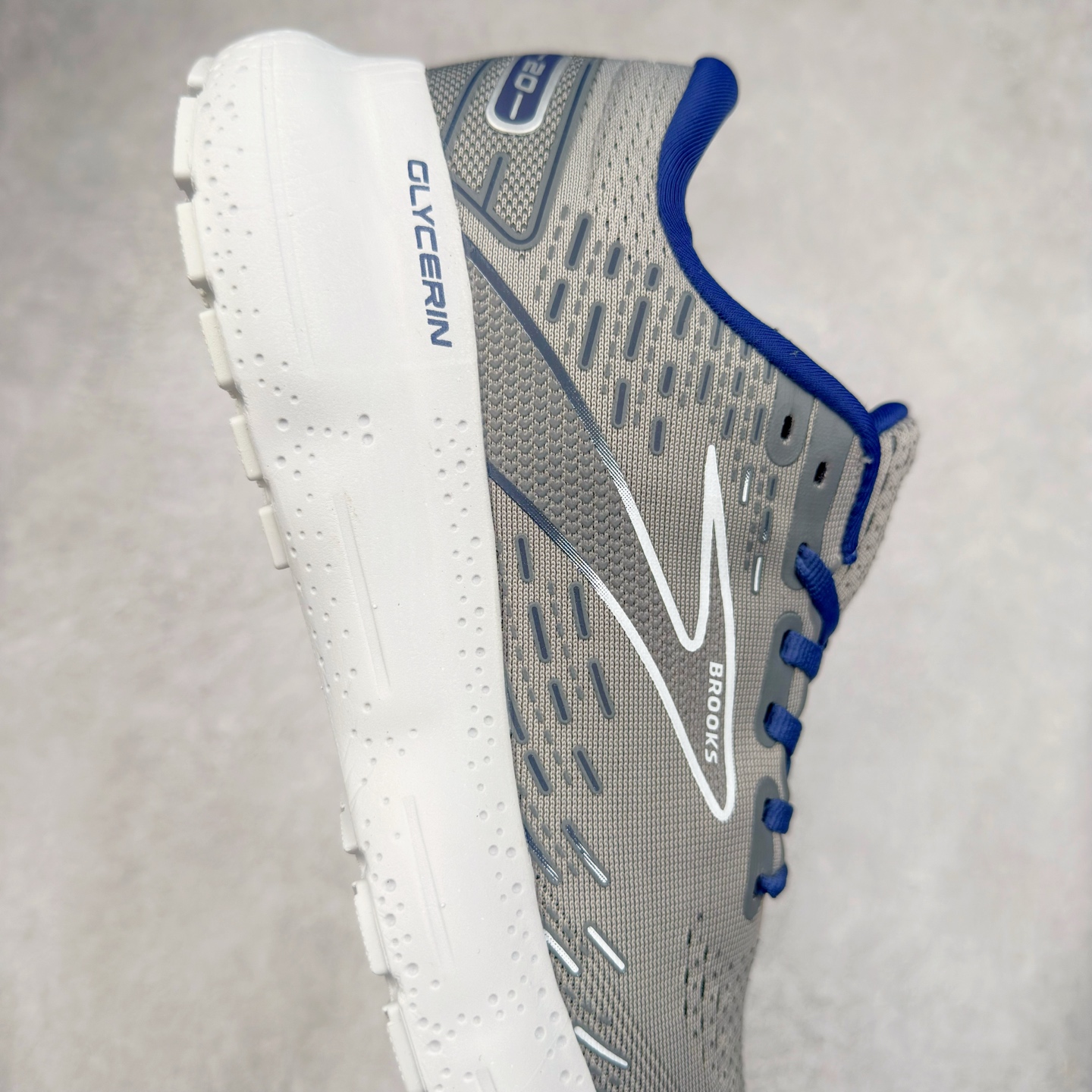 图片[6]-Brooks布鲁克斯 Glycerin 2.0 系带防滑耐磨低帮长跑跑步鞋 Brooks 四大跑鞋之一 百年品牌 跑鞋从外形上基本就能判断这是一款速度跑鞋 简洁干练的外形结构和极强的运动流线型看着非常有速度感 上脚的第一感觉是非常轻 美码9码的鞋单只206g不到 从个人偏好来说 200g左右的竞速鞋最具安全感 鞋面采用单层网布 很薄 前掌使用了大量开放式网眼 排气直接快速 透气性上乘 鞋舌也是轻量化设计 仅为一层麂皮 和脚背完美贴合 鞋舌中央有个防偏穿孔 从实际穿着来看 通常鞋舌都是外偏 如果是防偏穿孔位于中心 防偏效果其实并不十分有效 如果采用趋外侧的偏心设计更有效 鞋帮泡棉填充量不大 但非常紧凑 贴合舒适 包裹稳固 内置硬质TPU保证必要的稳定性 跑鞋中底采用的是DNA FLASH科技材料 DNA FLASH中底科技 是Brooks第一款将氮气注入中底的创新科技 主要原理是借助“超临界流体”发泡技术 将液态氮稳定的转化为气态氮 并使其均匀地形成无数紧密贴合的密闭式气囊结构 尺码：36 36.5 37.5 38 38.5 39 40 40.5 41 42 42.5 43 44 44.5 45 46-选品中心