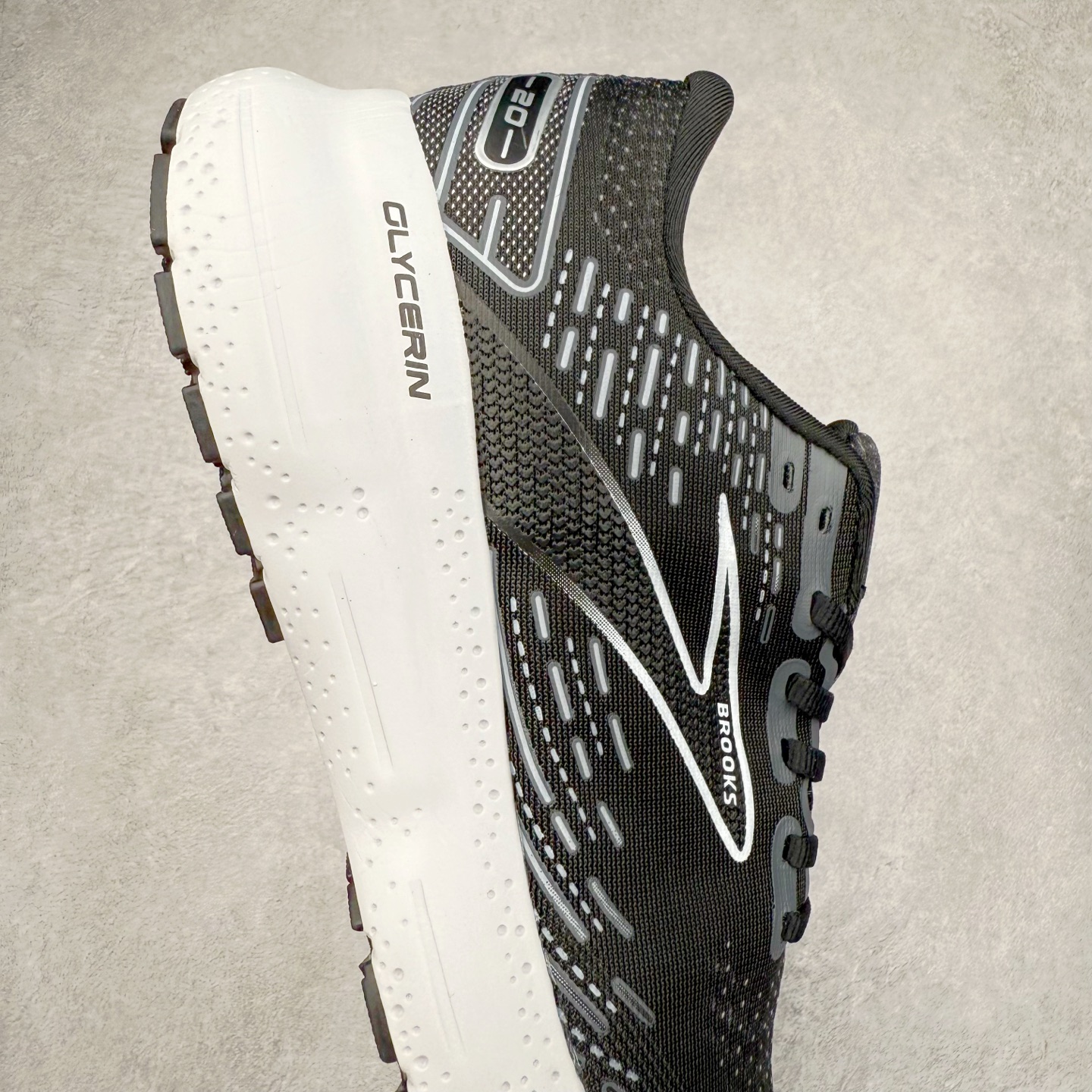 图片[6]-Brooks布鲁克斯 Glycerin 2.0 系带防滑耐磨低帮长跑跑步鞋 Brooks 四大跑鞋之一 百年品牌 跑鞋从外形上基本就能判断这是一款速度跑鞋 简洁干练的外形结构和极强的运动流线型看着非常有速度感 上脚的第一感觉是非常轻 美码9码的鞋单只206g不到 从个人偏好来说 200g左右的竞速鞋最具安全感 鞋面采用单层网布 很薄 前掌使用了大量开放式网眼 排气直接快速 透气性上乘 鞋舌也是轻量化设计 仅为一层麂皮 和脚背完美贴合 鞋舌中央有个防偏穿孔 从实际穿着来看 通常鞋舌都是外偏 如果是防偏穿孔位于中心 防偏效果其实并不十分有效 如果采用趋外侧的偏心设计更有效 鞋帮泡棉填充量不大 但非常紧凑 贴合舒适 包裹稳固 内置硬质TPU保证必要的稳定性 跑鞋中底采用的是DNA FLASH科技材料 DNA FLASH中底科技 是Brooks第一款将氮气注入中底的创新科技 主要原理是借助“超临界流体”发泡技术 将液态氮稳定的转化为气态氮 并使其均匀地形成无数紧密贴合的密闭式气囊结构 尺码：36 36.5 37.5 38 38.5 39 40 40.5 41 42 42.5 43 44 44.5 45 46-选品中心