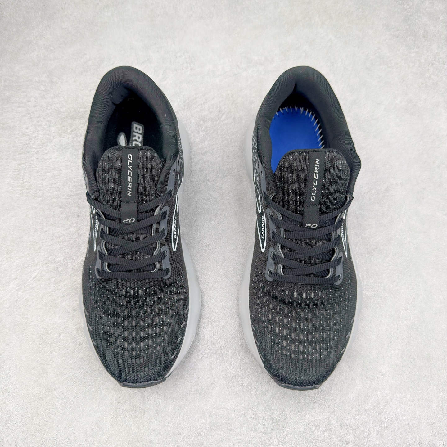 图片[2]-Brooks布鲁克斯 Glycerin 2.0 系带防滑耐磨低帮长跑跑步鞋 Brooks 四大跑鞋之一 百年品牌 跑鞋从外形上基本就能判断这是一款速度跑鞋 简洁干练的外形结构和极强的运动流线型看着非常有速度感 上脚的第一感觉是非常轻 美码9码的鞋单只206g不到 从个人偏好来说 200g左右的竞速鞋最具安全感 鞋面采用单层网布 很薄 前掌使用了大量开放式网眼 排气直接快速 透气性上乘 鞋舌也是轻量化设计 仅为一层麂皮 和脚背完美贴合 鞋舌中央有个防偏穿孔 从实际穿着来看 通常鞋舌都是外偏 如果是防偏穿孔位于中心 防偏效果其实并不十分有效 如果采用趋外侧的偏心设计更有效 鞋帮泡棉填充量不大 但非常紧凑 贴合舒适 包裹稳固 内置硬质TPU保证必要的稳定性 跑鞋中底采用的是DNA FLASH科技材料 DNA FLASH中底科技 是Brooks第一款将氮气注入中底的创新科技 主要原理是借助“超临界流体”发泡技术 将液态氮稳定的转化为气态氮 并使其均匀地形成无数紧密贴合的密闭式气囊结构 尺码：36 36.5 37.5 38 38.5 39 40 40.5 41 42 42.5 43 44 44.5 45 46-选品中心